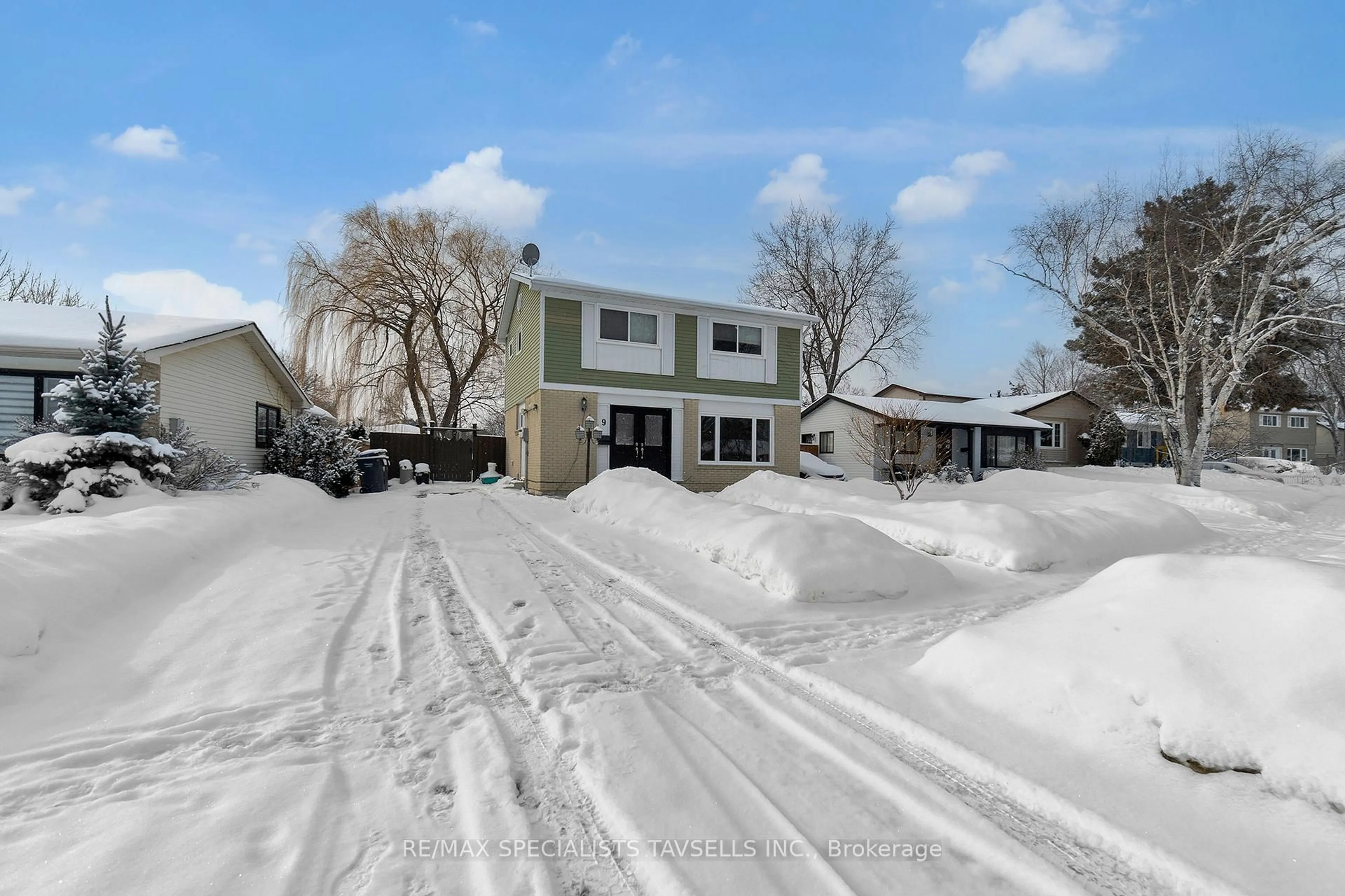 A pic from outside/outdoor area/front of a property/back of a property/a pic from drone, street for 9 Pennywood Rd, Brampton Ontario L6V 2J6