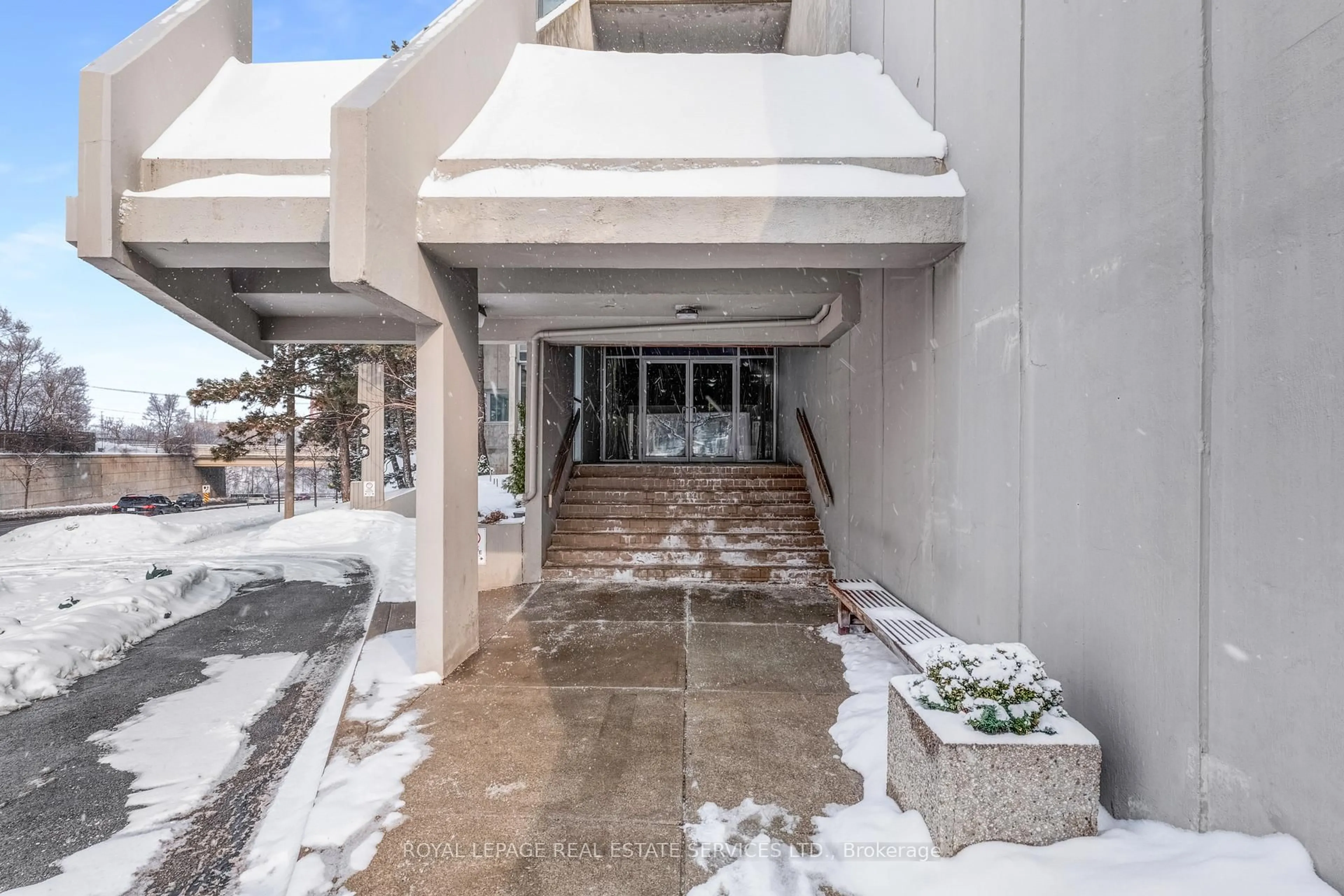 Indoor foyer for 20 Speers Rd #605, Oakville Ontario L6K 3R5