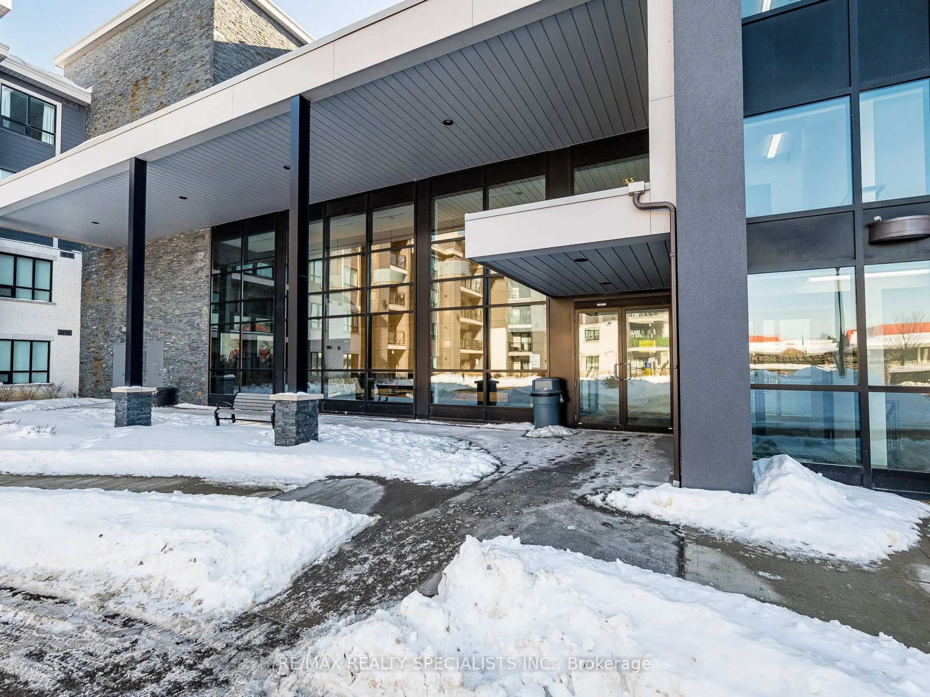 Indoor foyer for 3170 Erin Mills Pkwy #131, Mississauga Ontario L5L 0B6