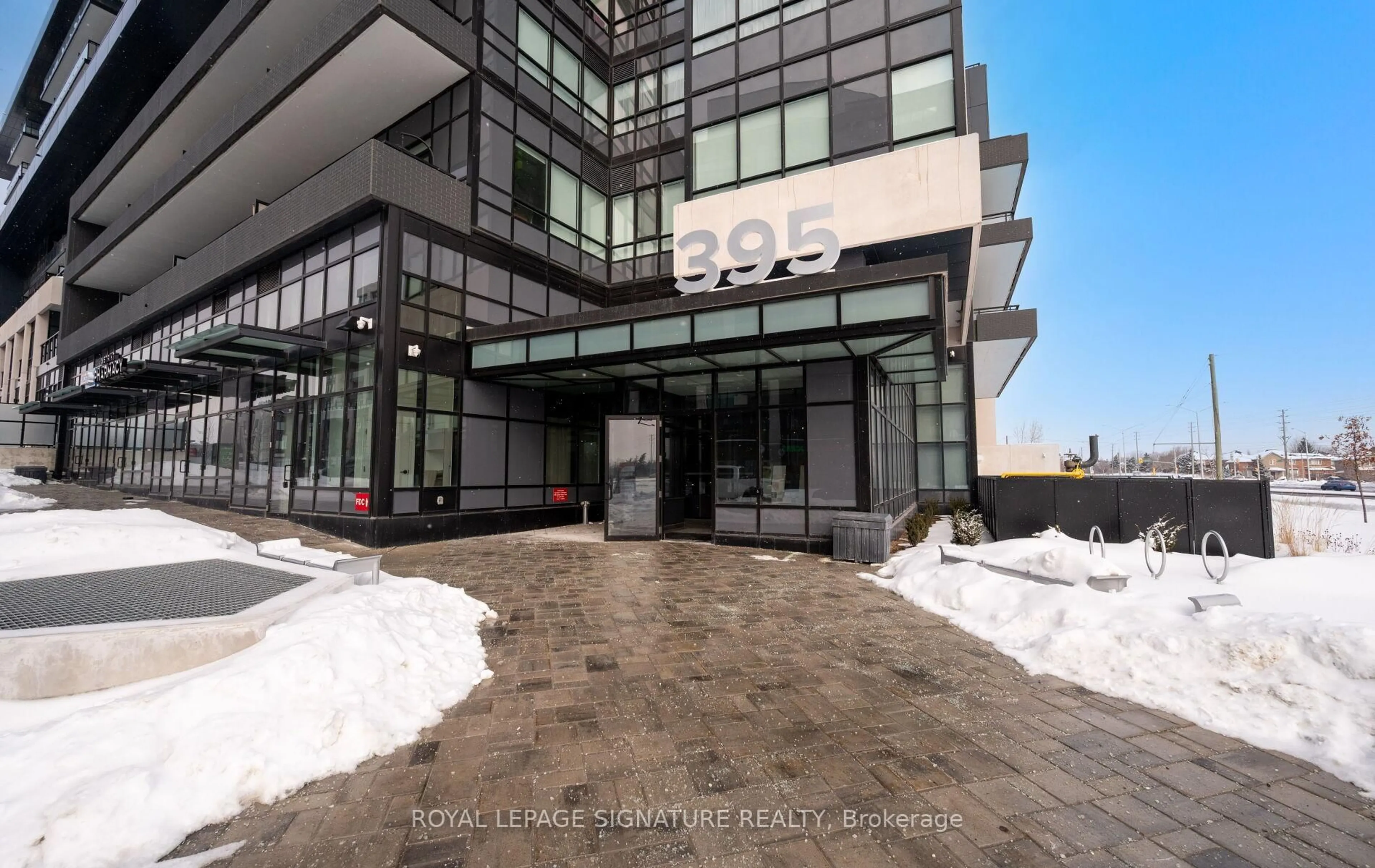 Indoor foyer for 395 Dundas St #716, Oakville Ontario L6M 5R8