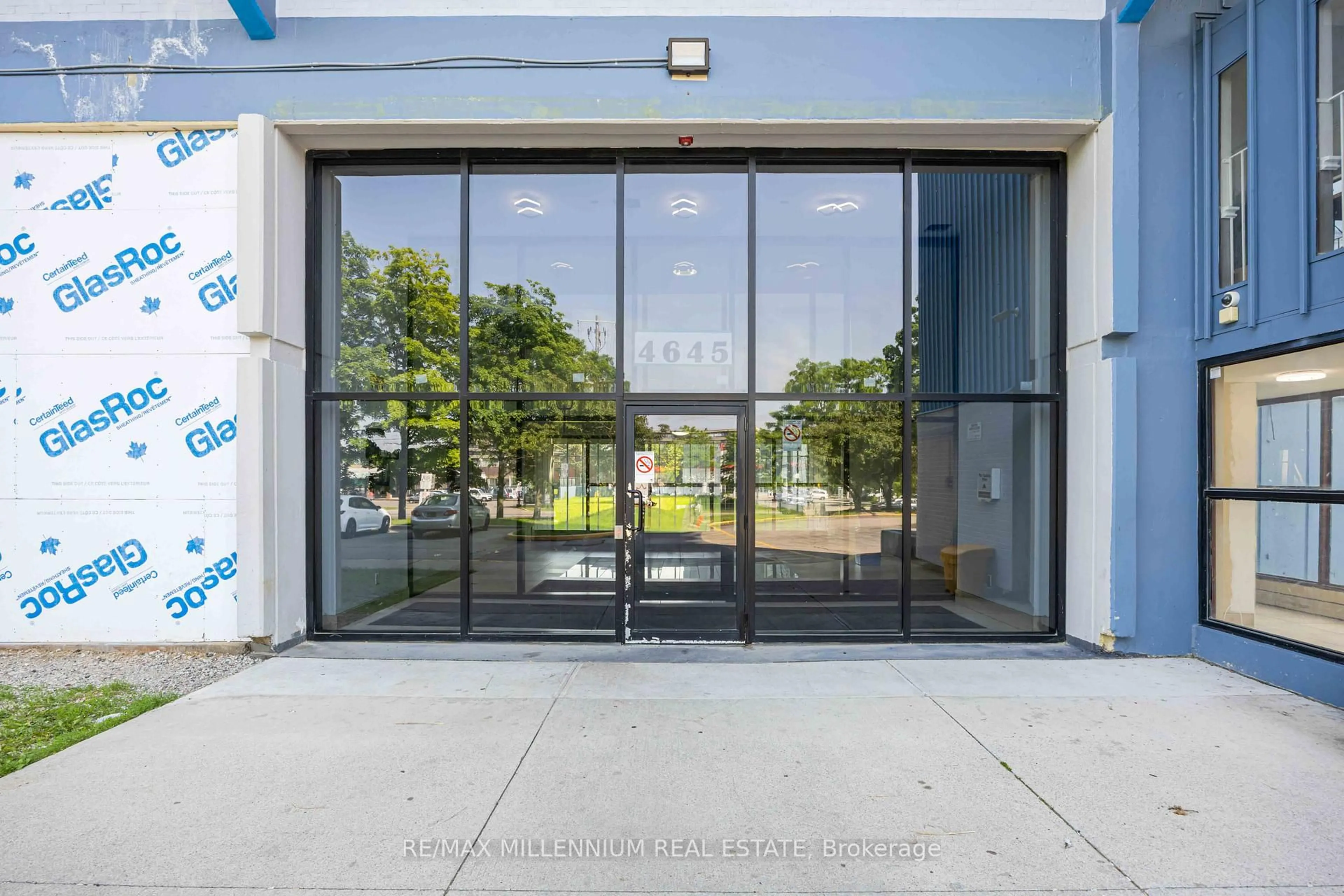 Indoor foyer for 4645 Jane St #720, Toronto Ontario M3N 2K9