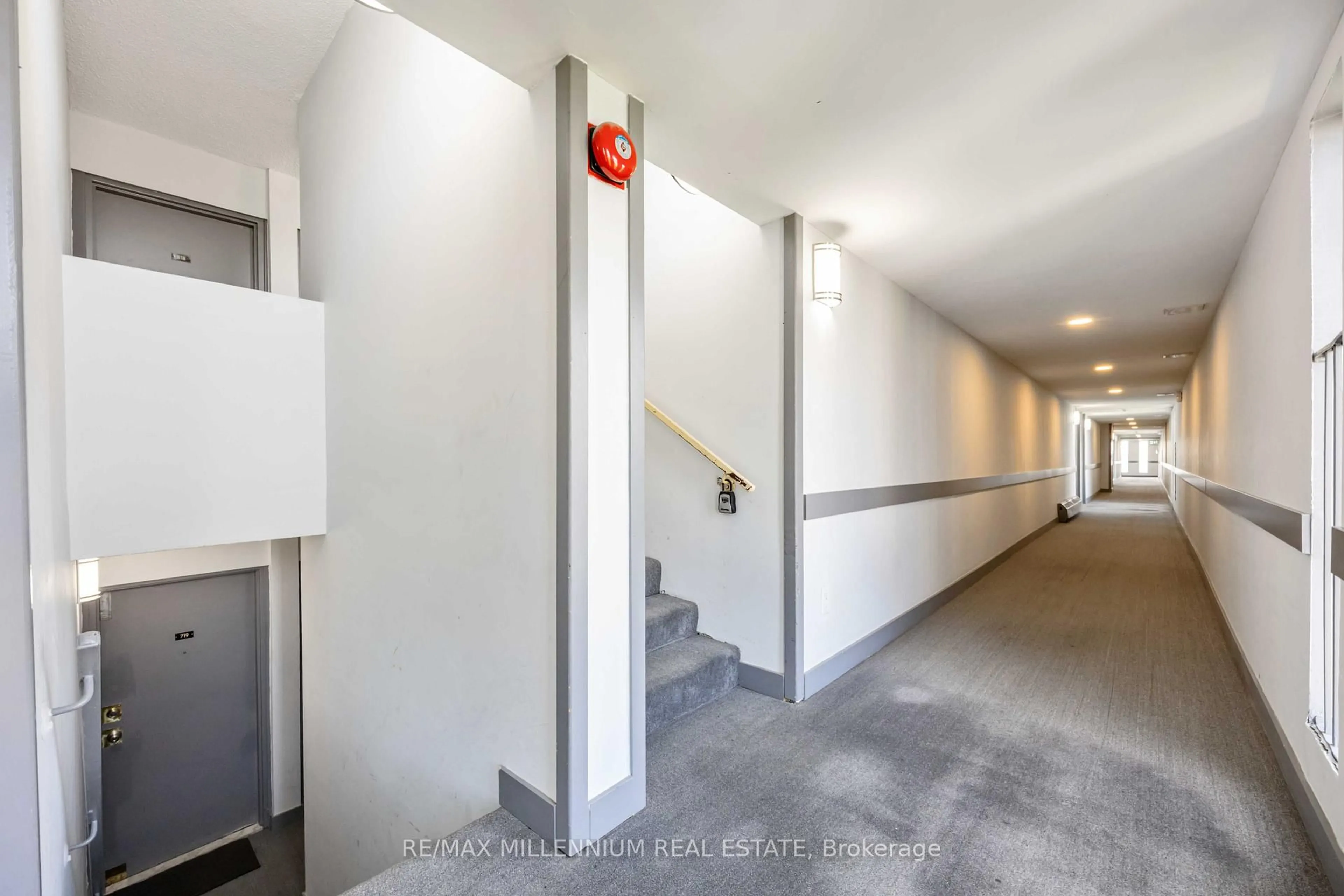 Indoor foyer for 4645 Jane St #720, Toronto Ontario M3N 2K9