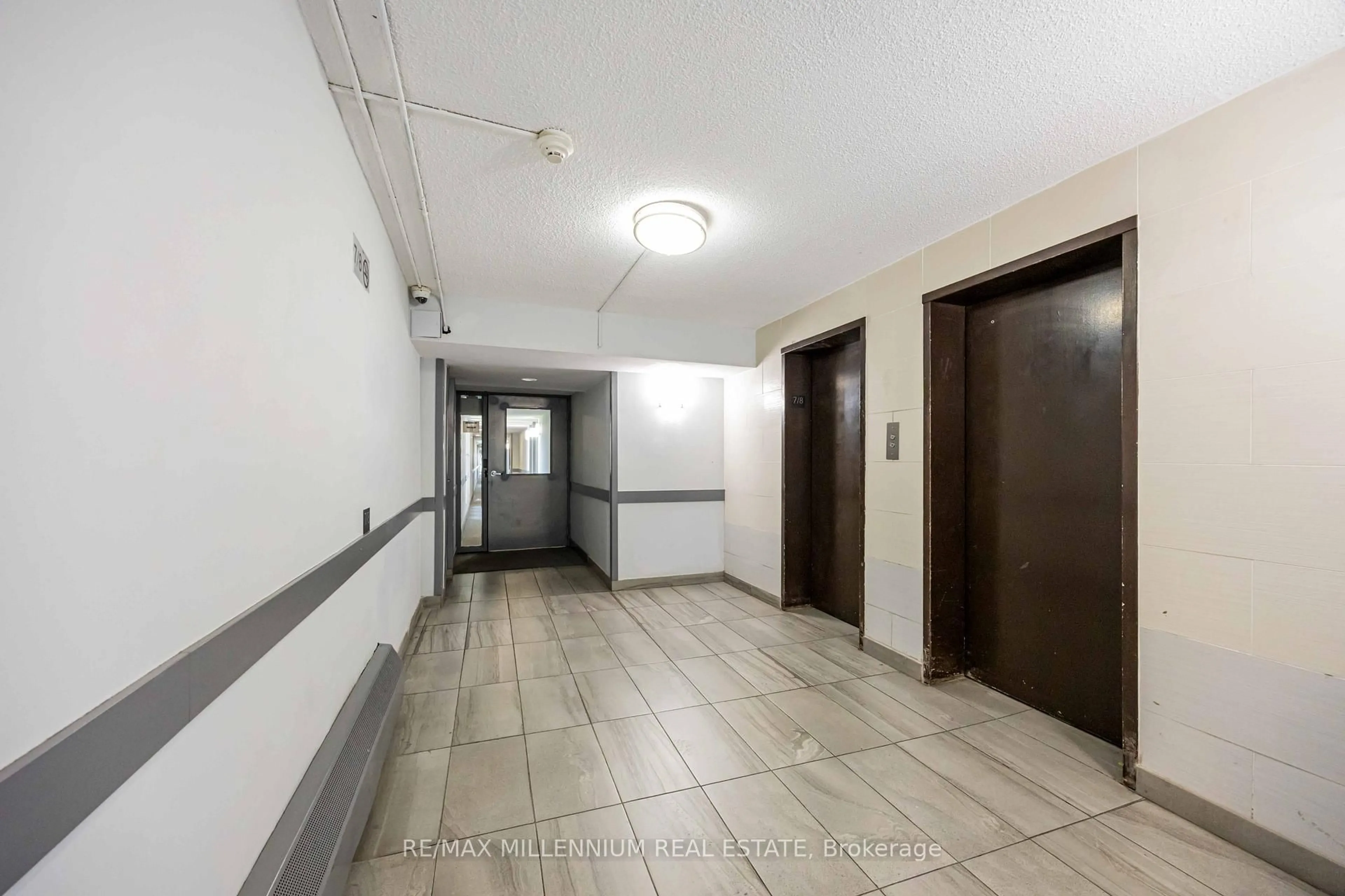 Indoor foyer for 4645 Jane St #720, Toronto Ontario M3N 2K9