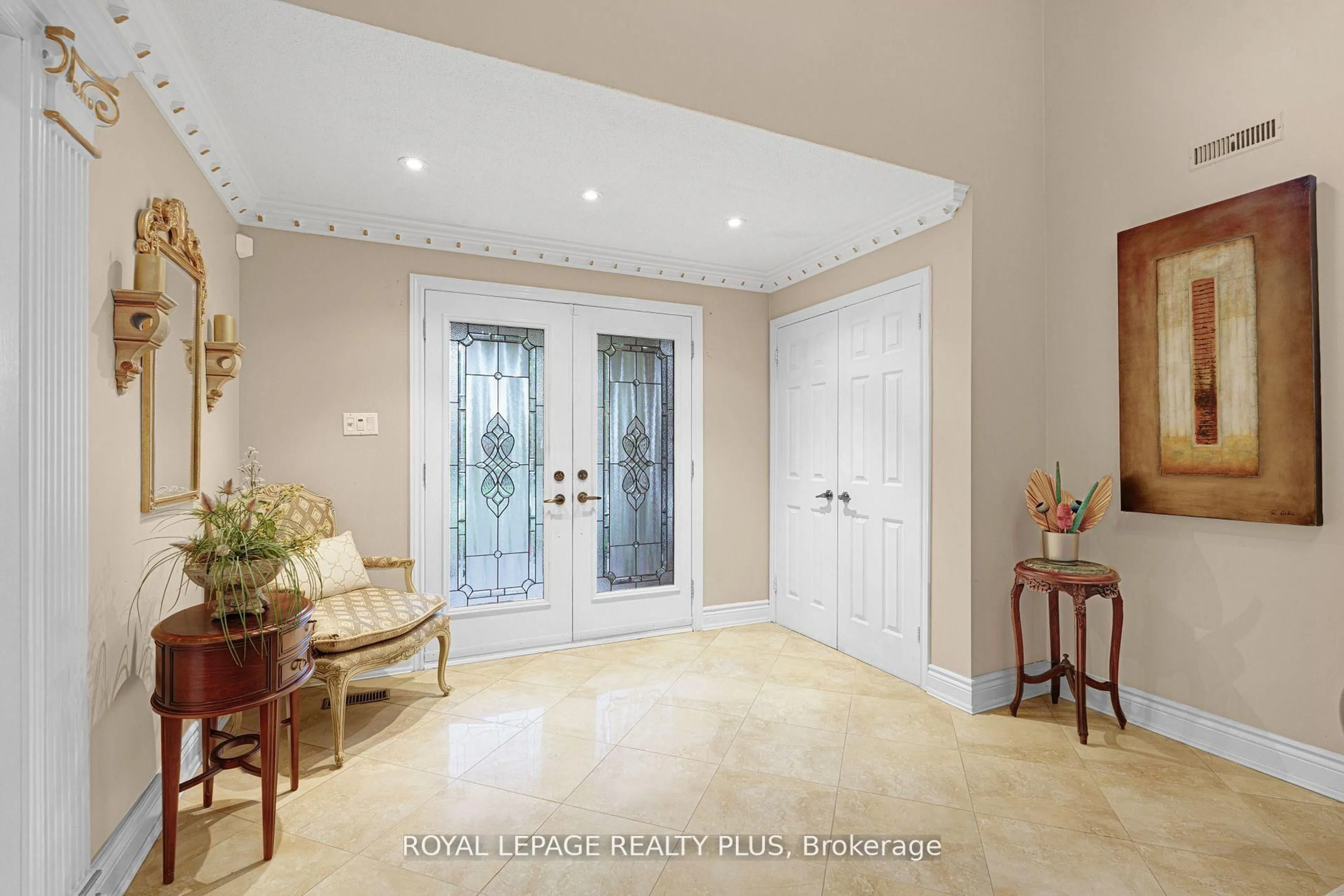 Indoor foyer for 1760 Featherston Crt, Mississauga Ontario L5L 3E3