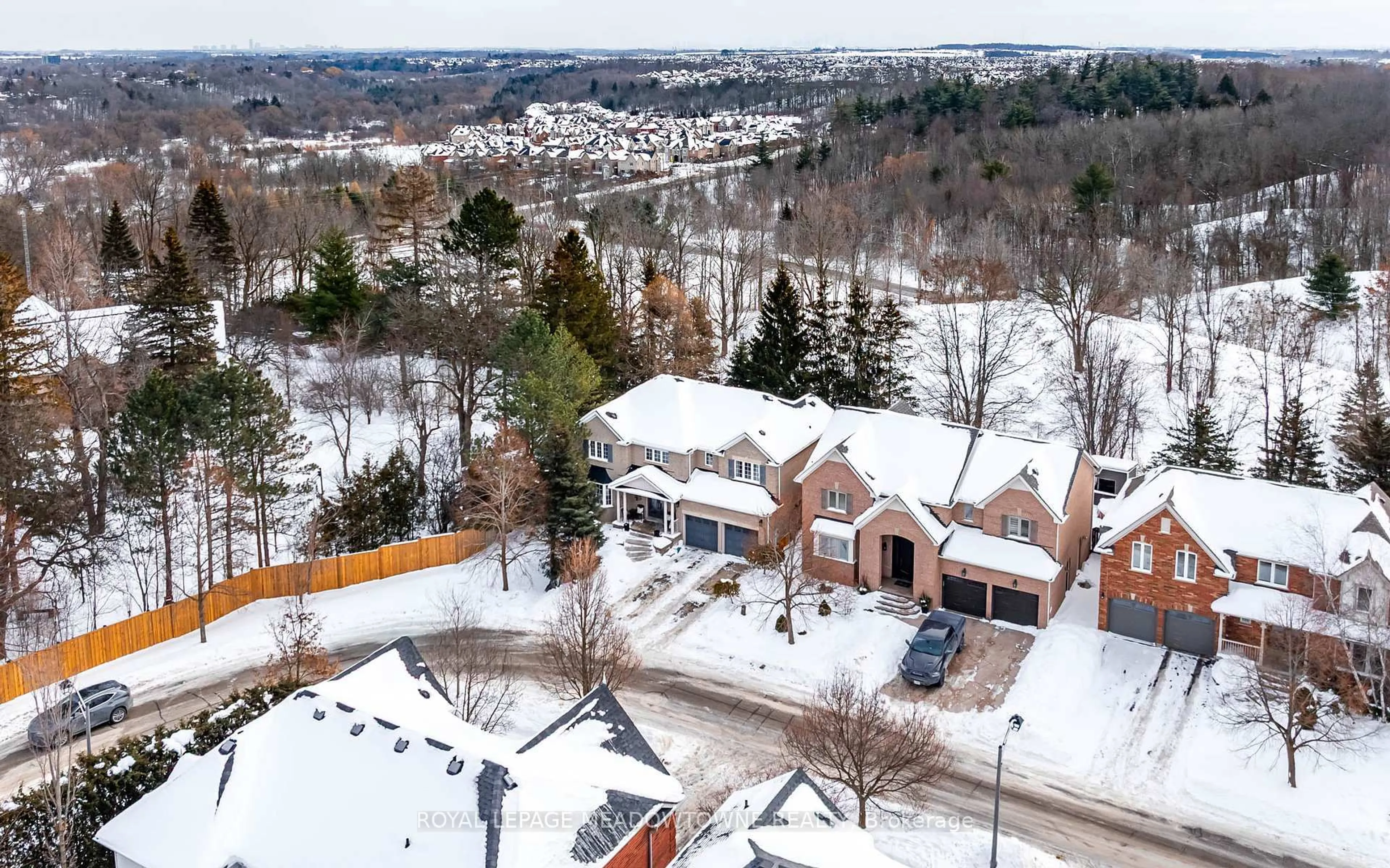 A pic from outside/outdoor area/front of a property/back of a property/a pic from drone, street for 19 Grist Mill Dr, Halton Hills Ontario L7G 6C2