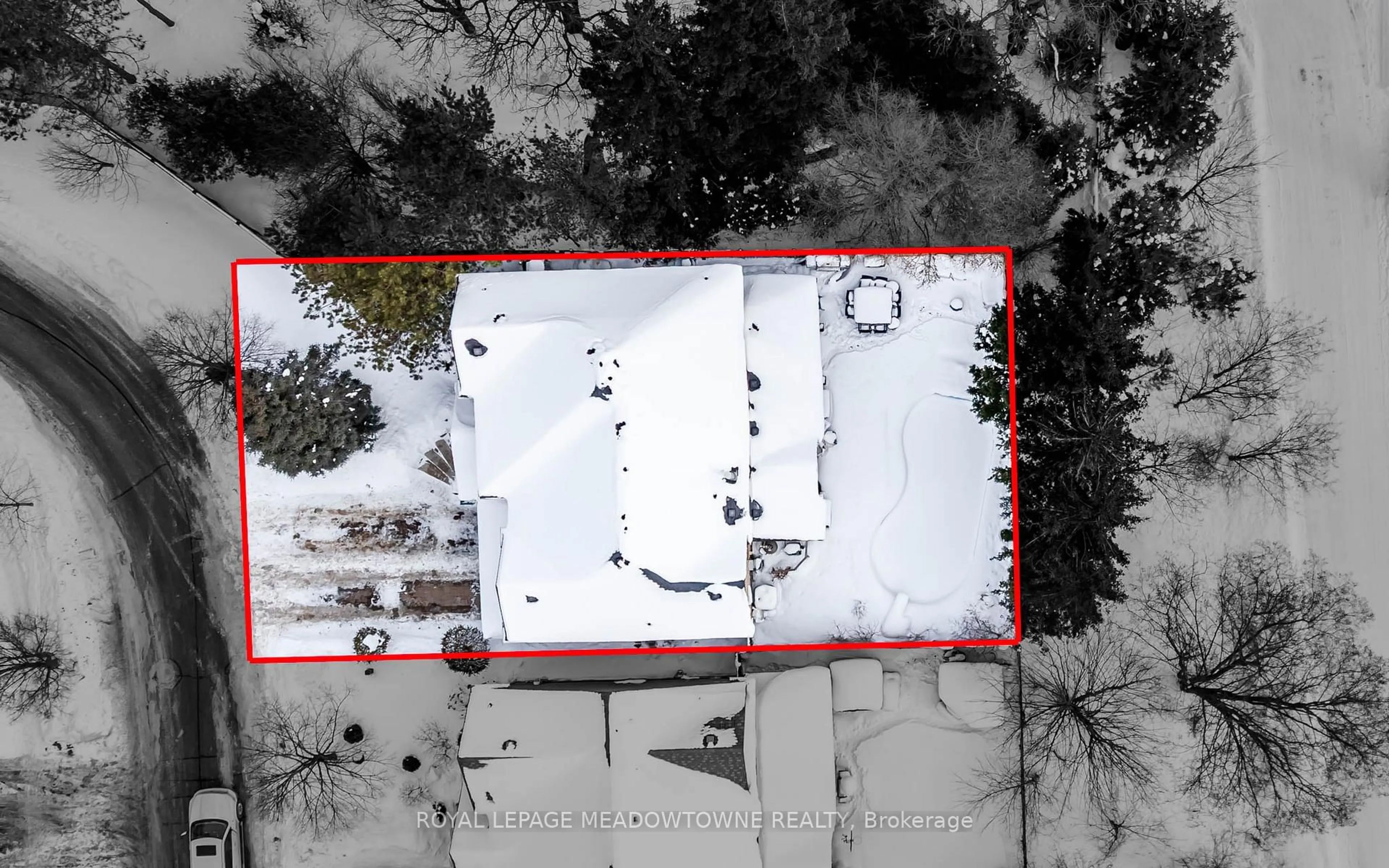 A pic from outside/outdoor area/front of a property/back of a property/a pic from drone, building for 19 Grist Mill Dr, Halton Hills Ontario L7G 6C2