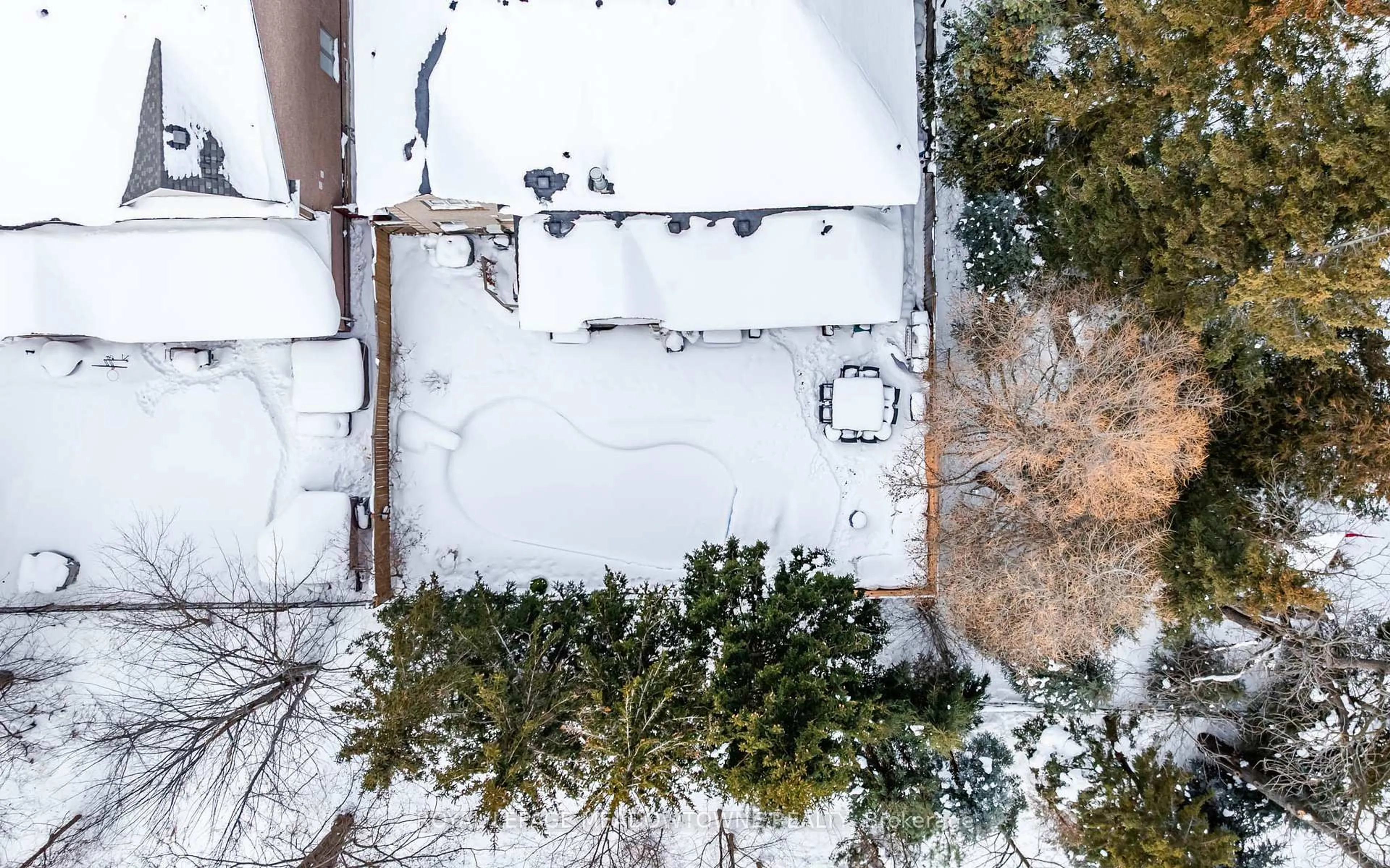 A pic from outside/outdoor area/front of a property/back of a property/a pic from drone, building for 19 Grist Mill Dr, Halton Hills Ontario L7G 6C2
