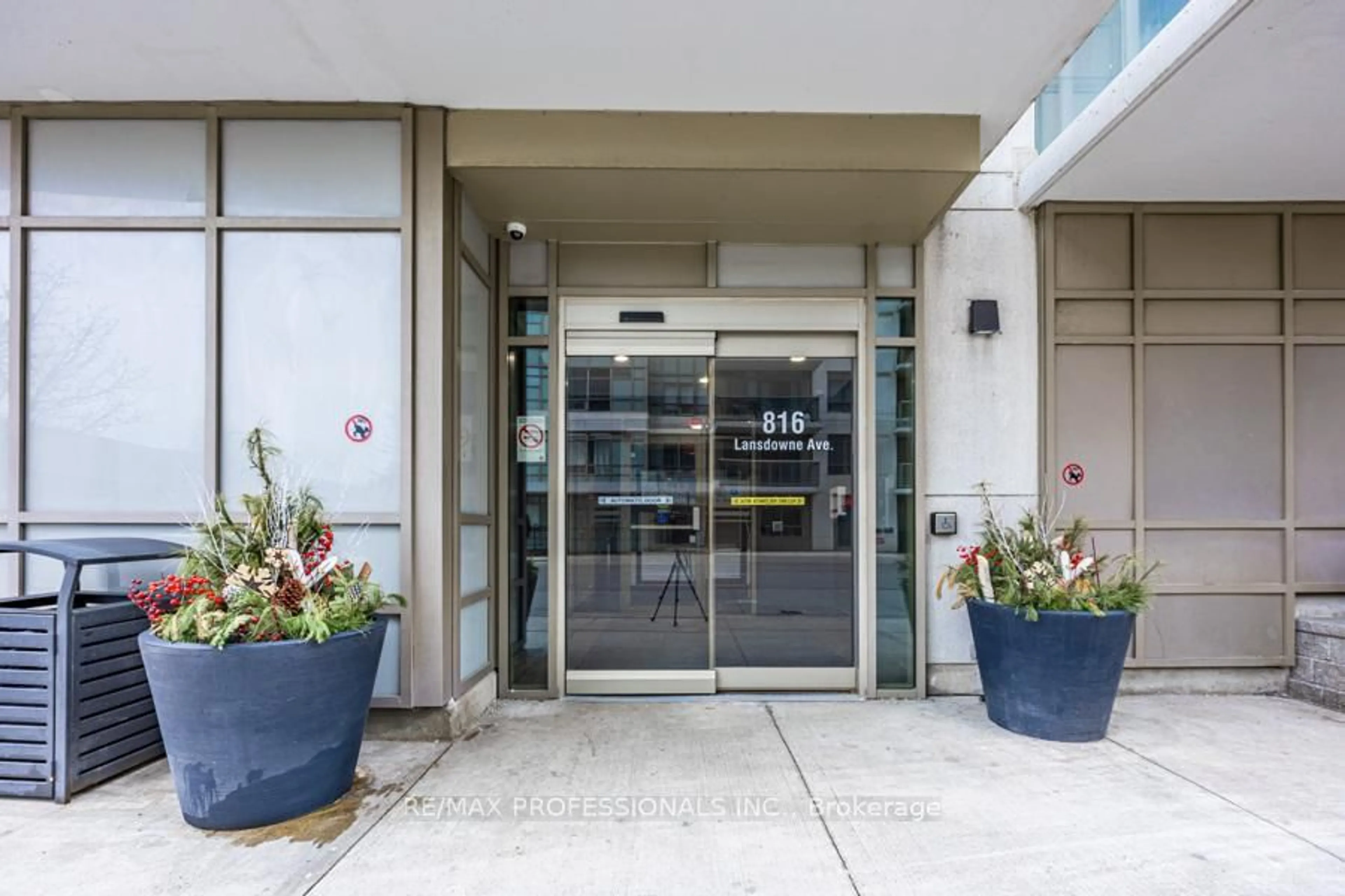 Indoor foyer for 816 Lansdowne Ave #720, Toronto Ontario M6H 4K6