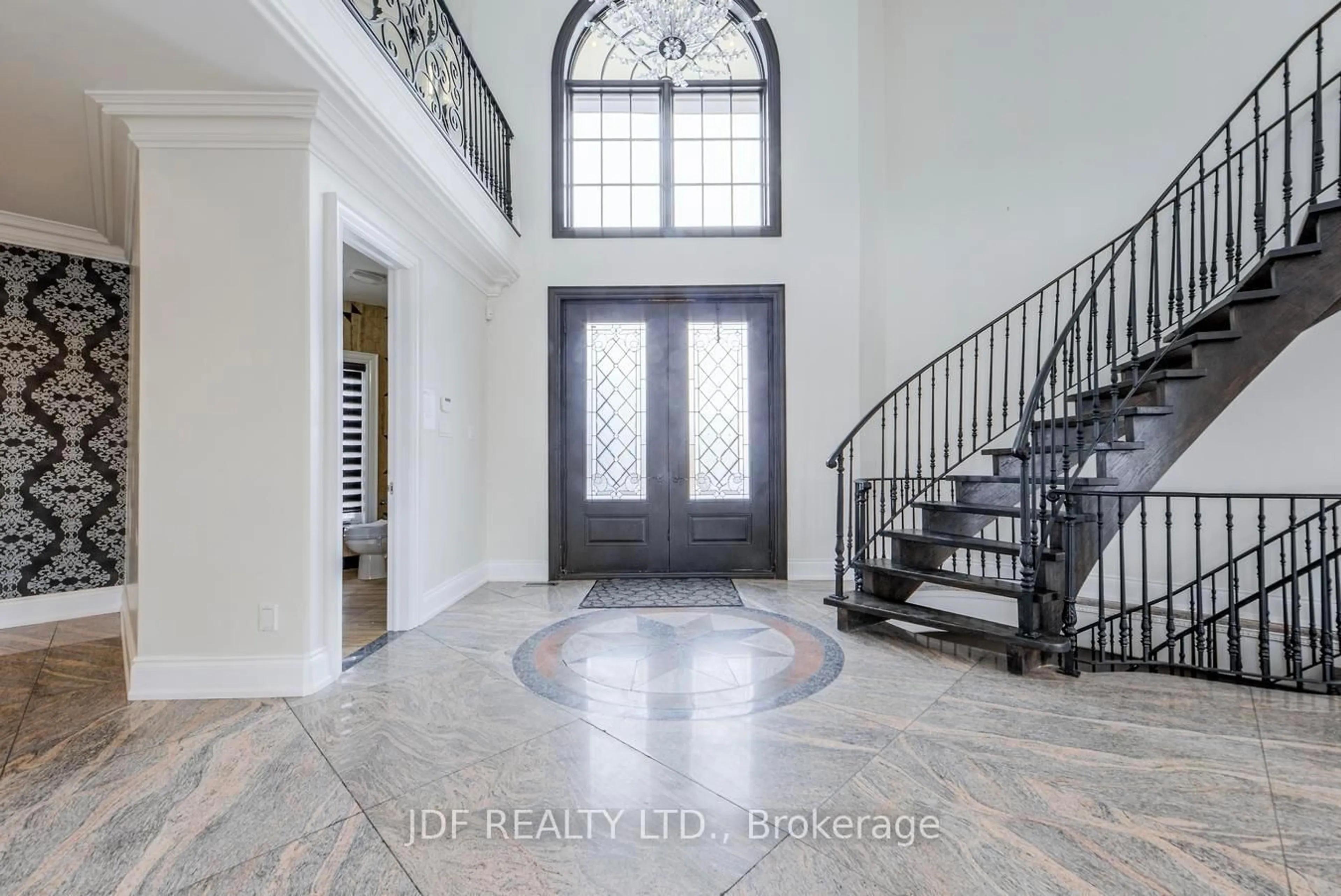 Indoor entryway for 18 Cheval Crt, Brampton Ontario L6P 0E3