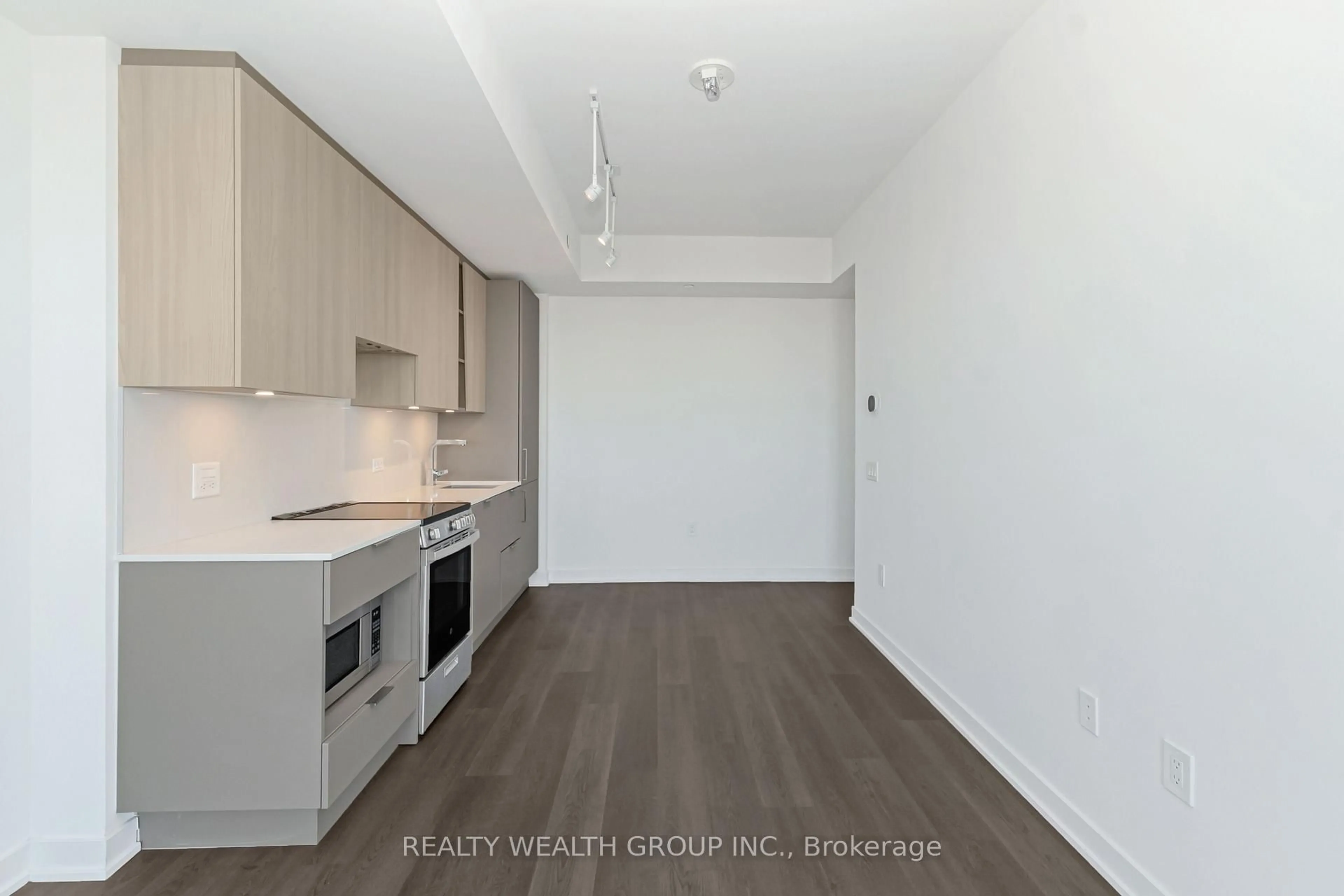 Standard kitchen, wood/laminate floor for 3900 Confederation Pkwy #3911, Mississauga Ontario L5B 0M3