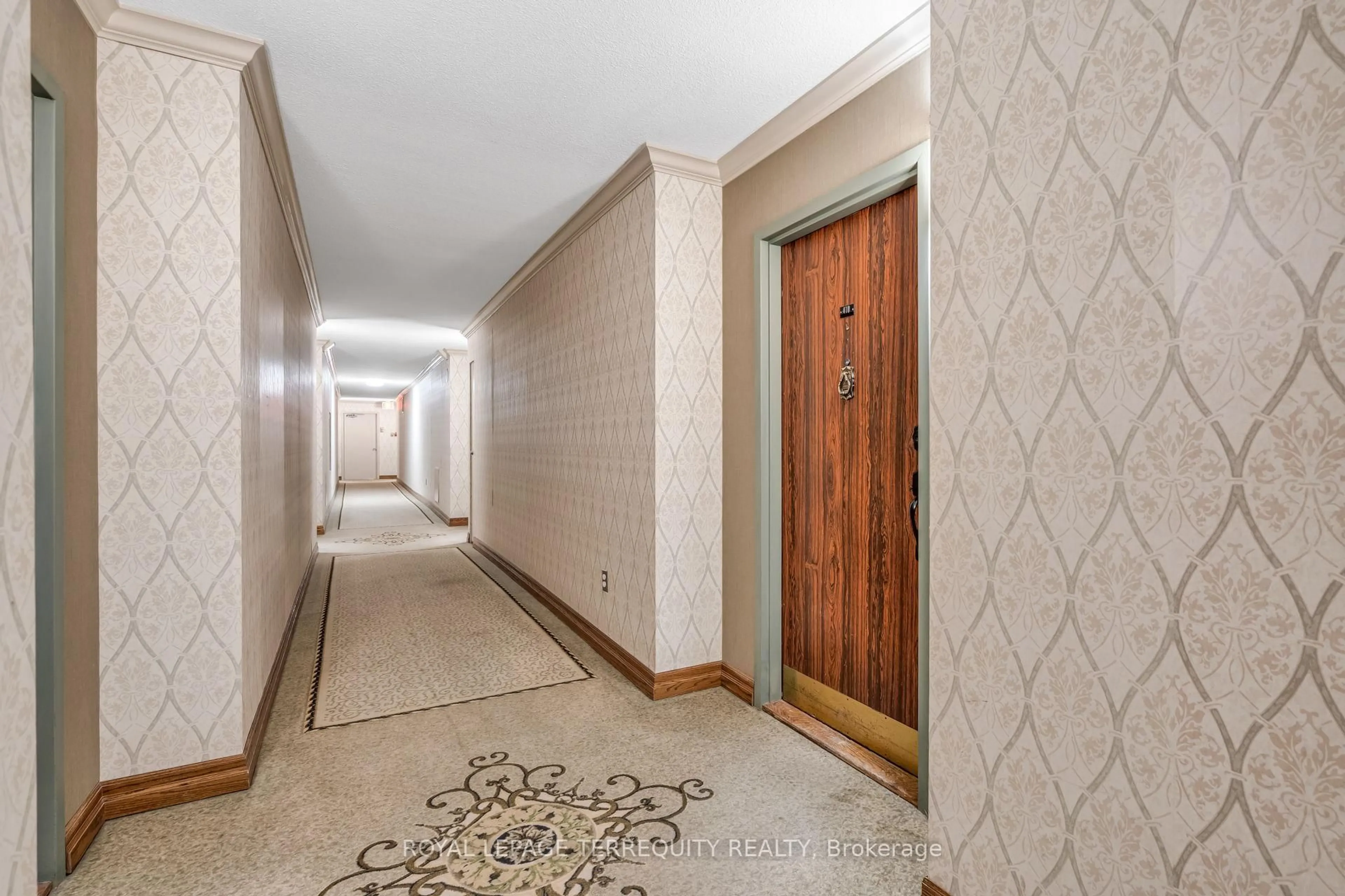 Indoor foyer for 812 Burnhamthorpe Rd #410, Toronto Ontario M9C 4W1