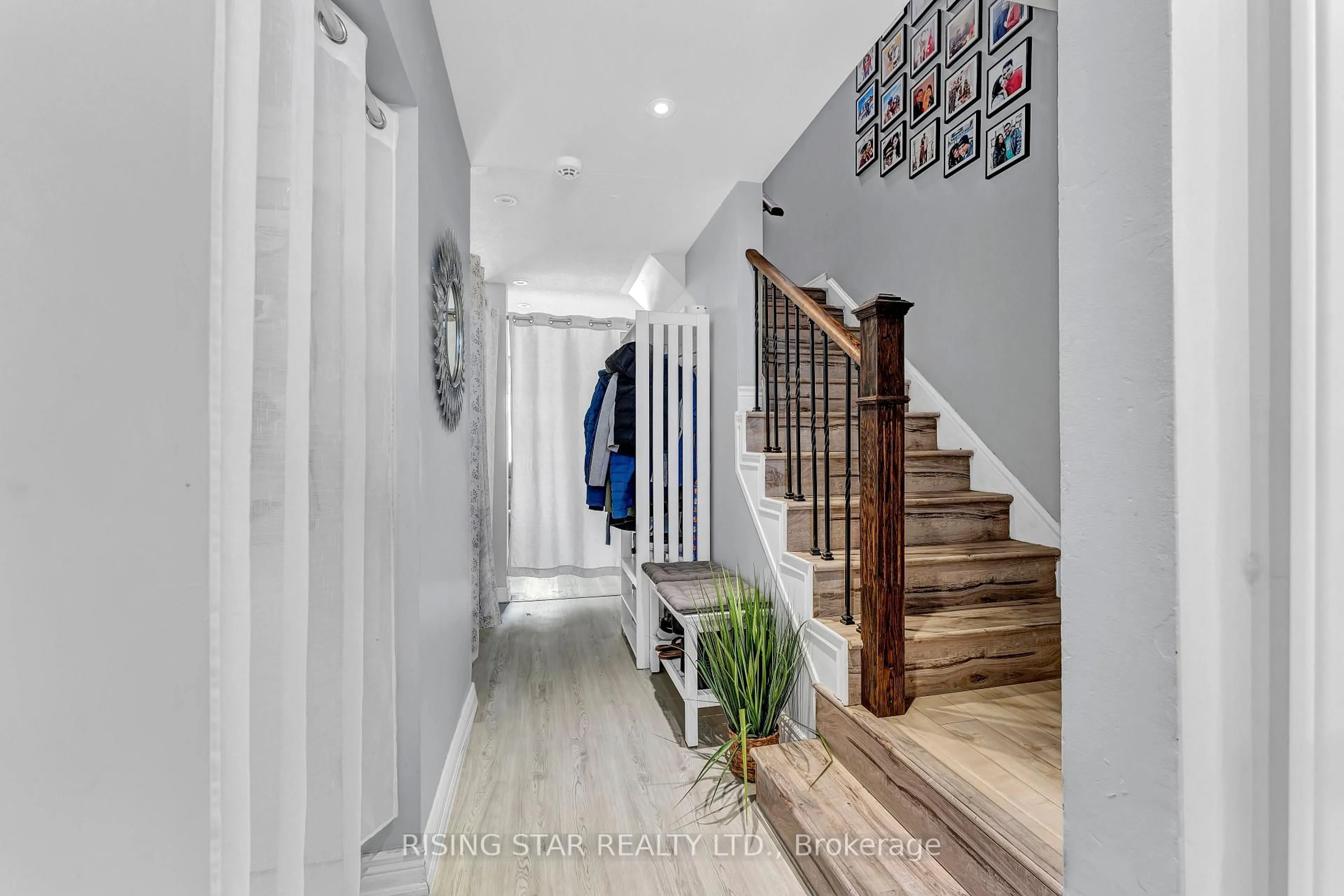 Indoor entryway for 7440 GOREWAY Dr #2, Mississauga Ontario L4T 2V2