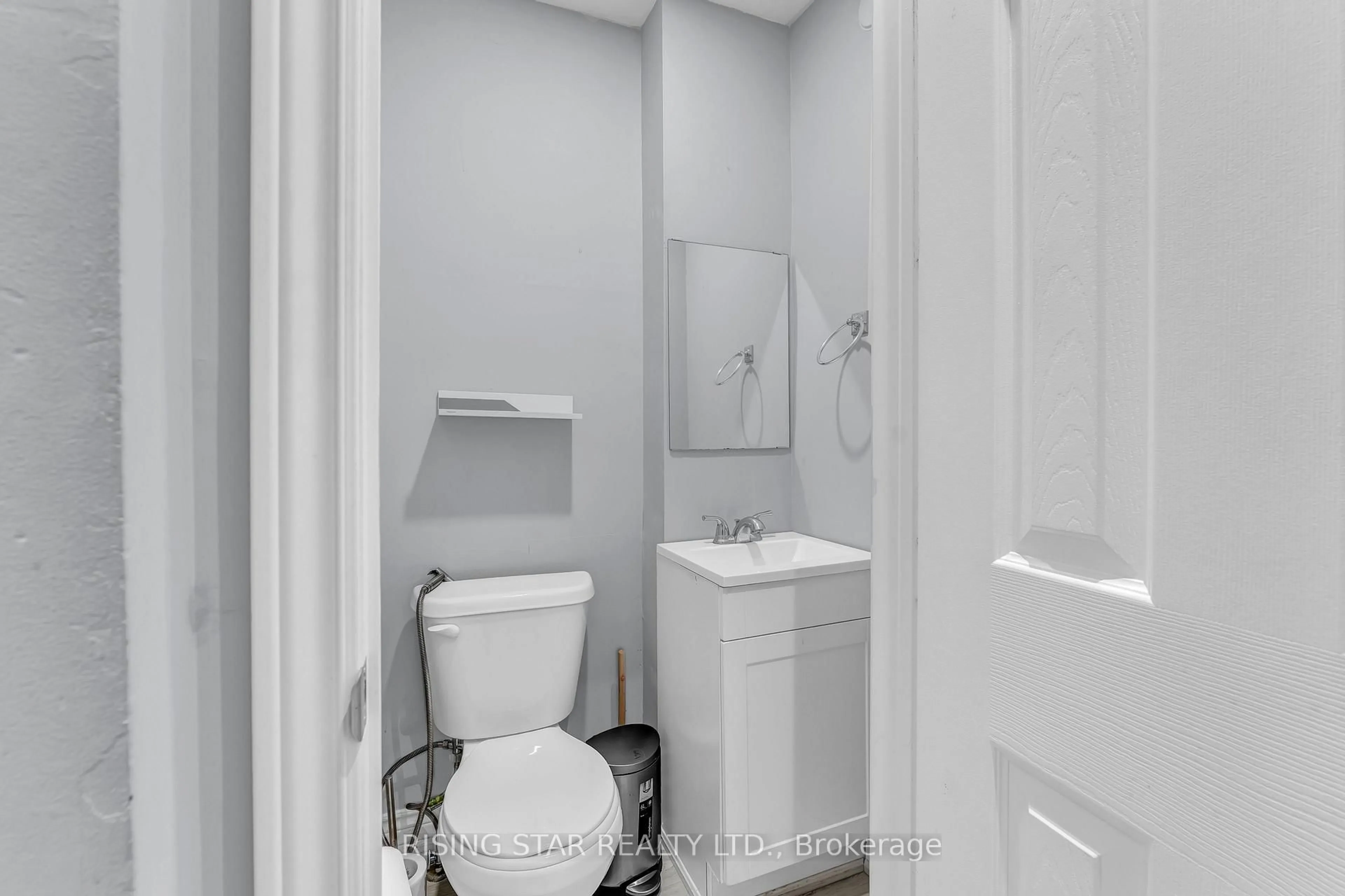 Standard bathroom, floor is not visible for 7440 GOREWAY Dr #2, Mississauga Ontario L4T 2V2