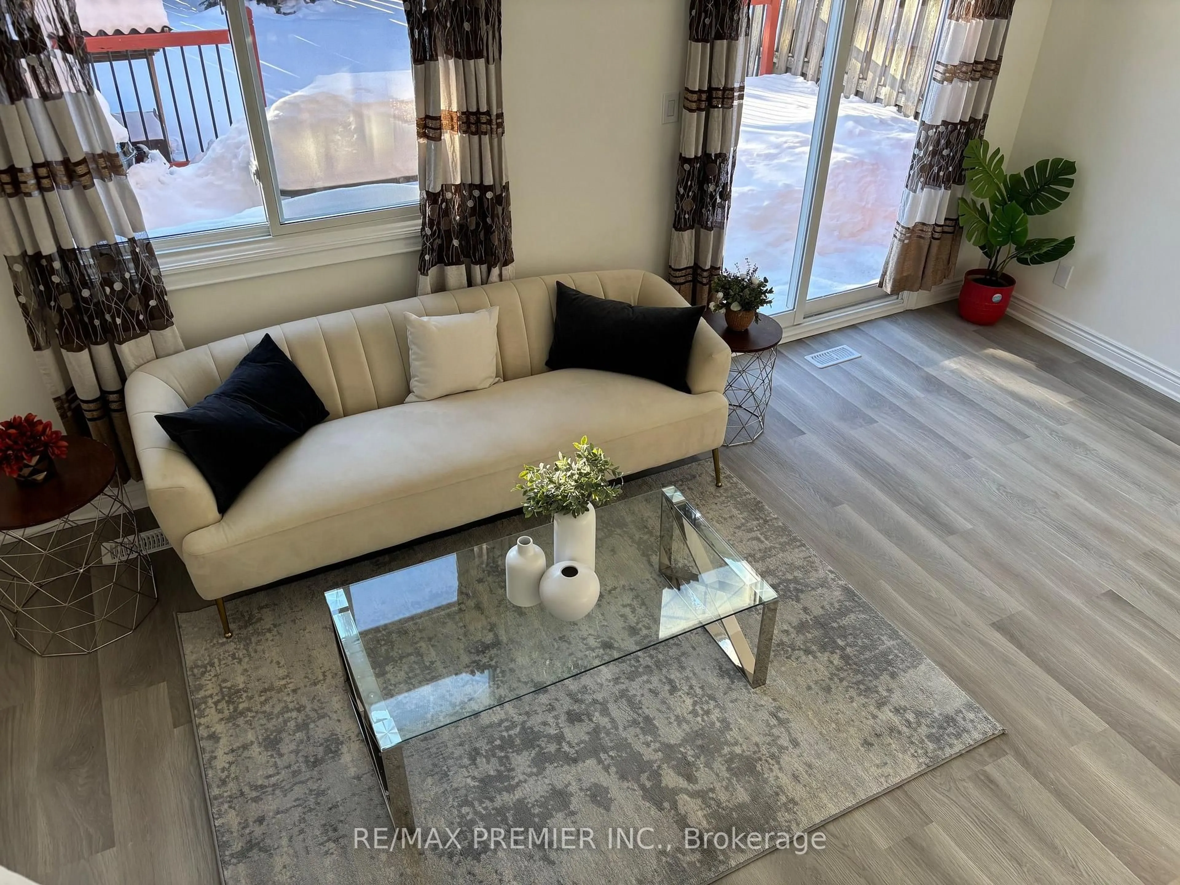 Living room with furniture, unknown for 3348 Burdock Pl, Mississauga Ontario L5A 4B7