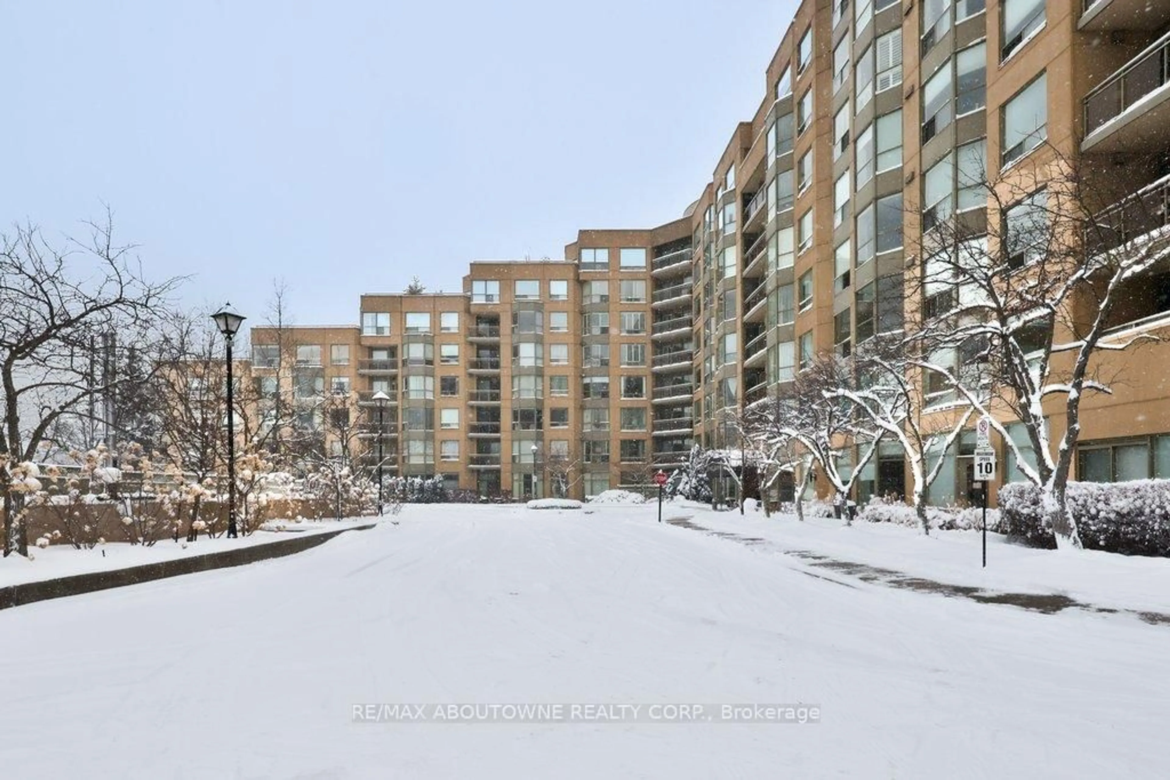 Patio, street for 2511 Lakeshore Rd #801, Oakville Ontario L6L 6L9