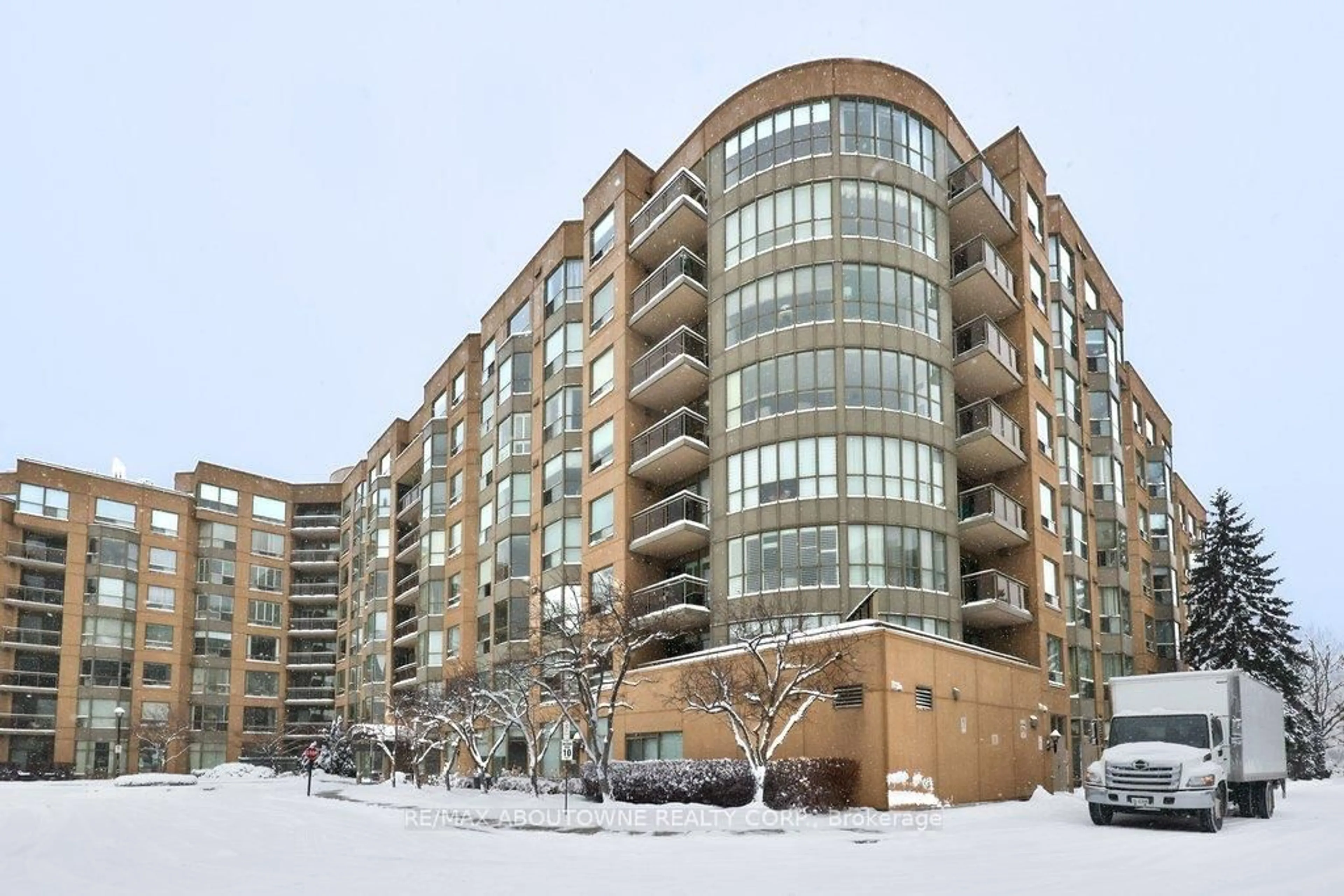 Indoor foyer for 2511 Lakeshore Rd #801, Oakville Ontario L6L 6L9