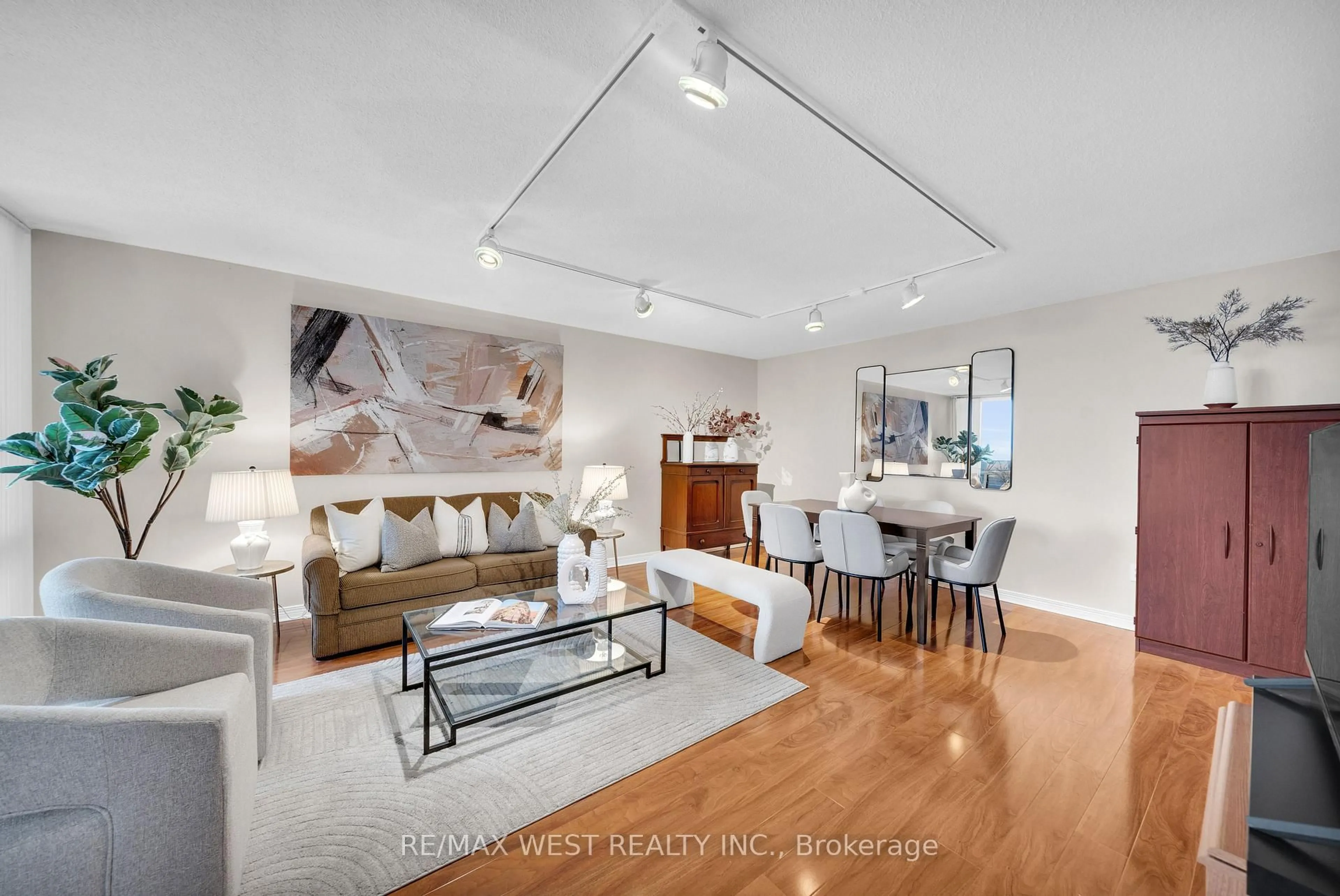 Living room with furniture, unknown for 1515 Lakeshore Rd #2005, Mississauga Ontario L5E 3E3