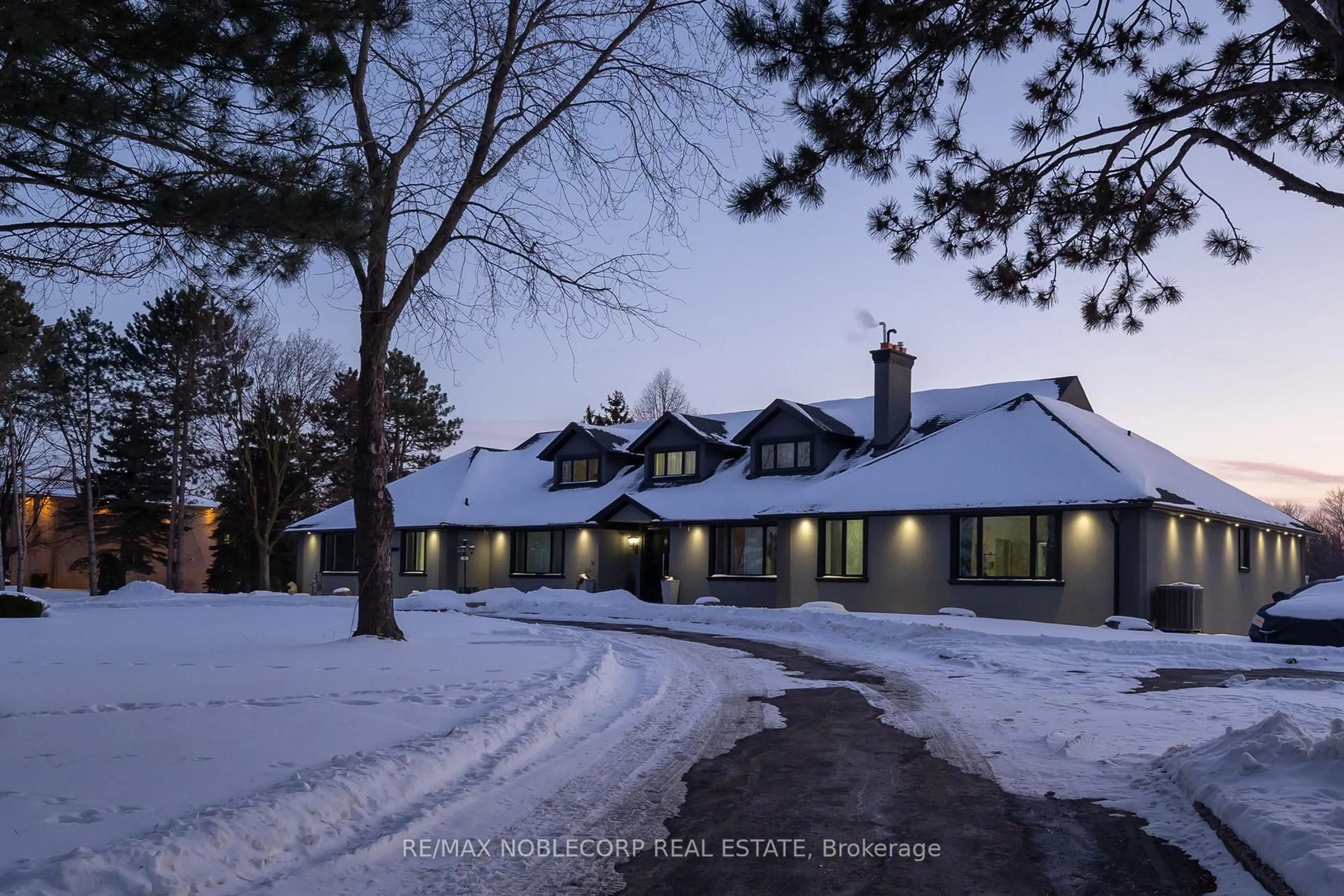 A pic from outside/outdoor area/front of a property/back of a property/a pic from drone, street for 14 Bowman Ave, Brampton Ontario L6P 0X5
