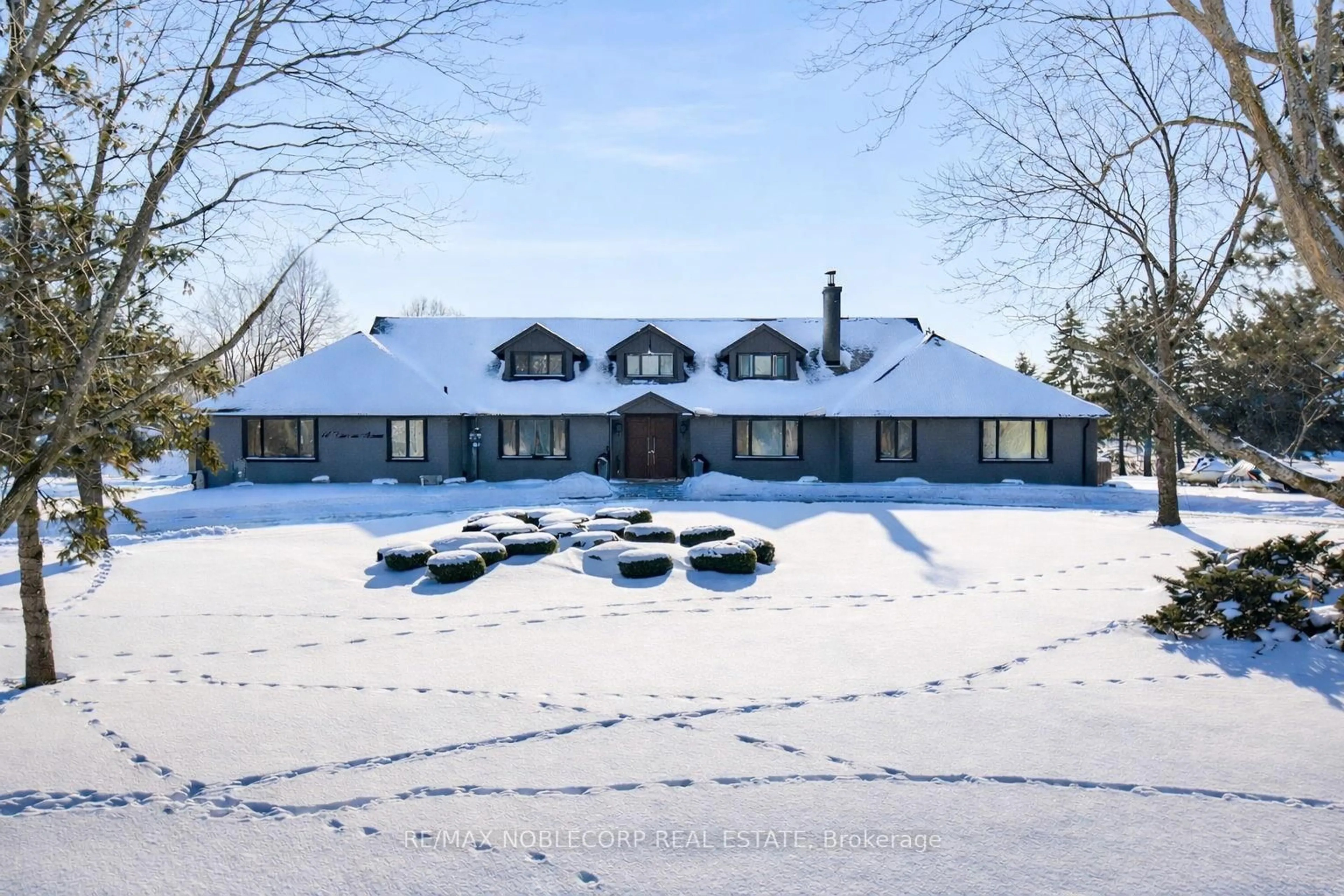 A pic from outside/outdoor area/front of a property/back of a property/a pic from drone, street for 14 Bowman Ave, Brampton Ontario L6P 0X5