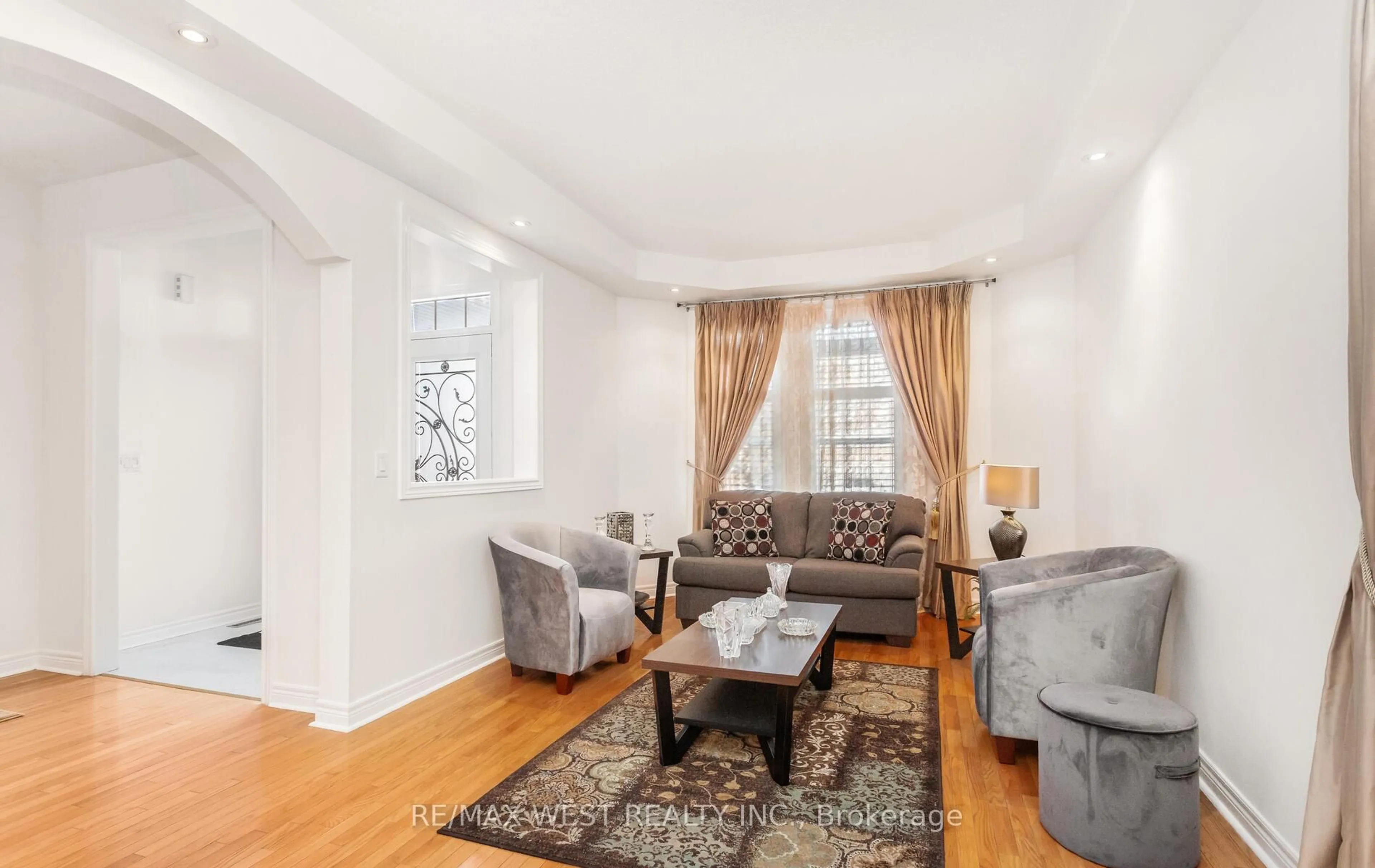 Living room with furniture, unknown for 4653 Colombo Cres, Mississauga Ontario L5M 7R2