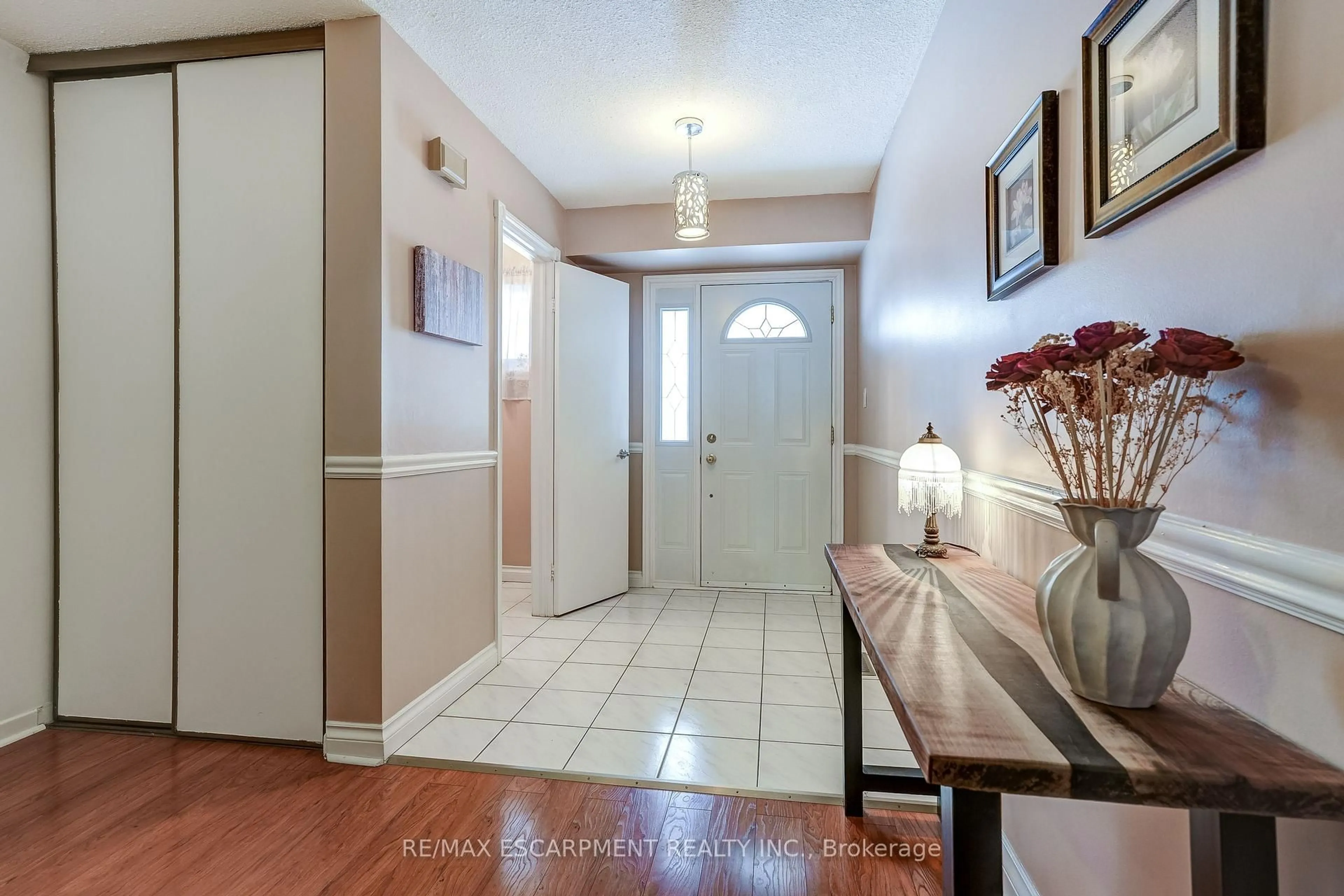 Indoor entryway for 6428 Chaumont Cres, Mississauga Ontario L5N 2M8