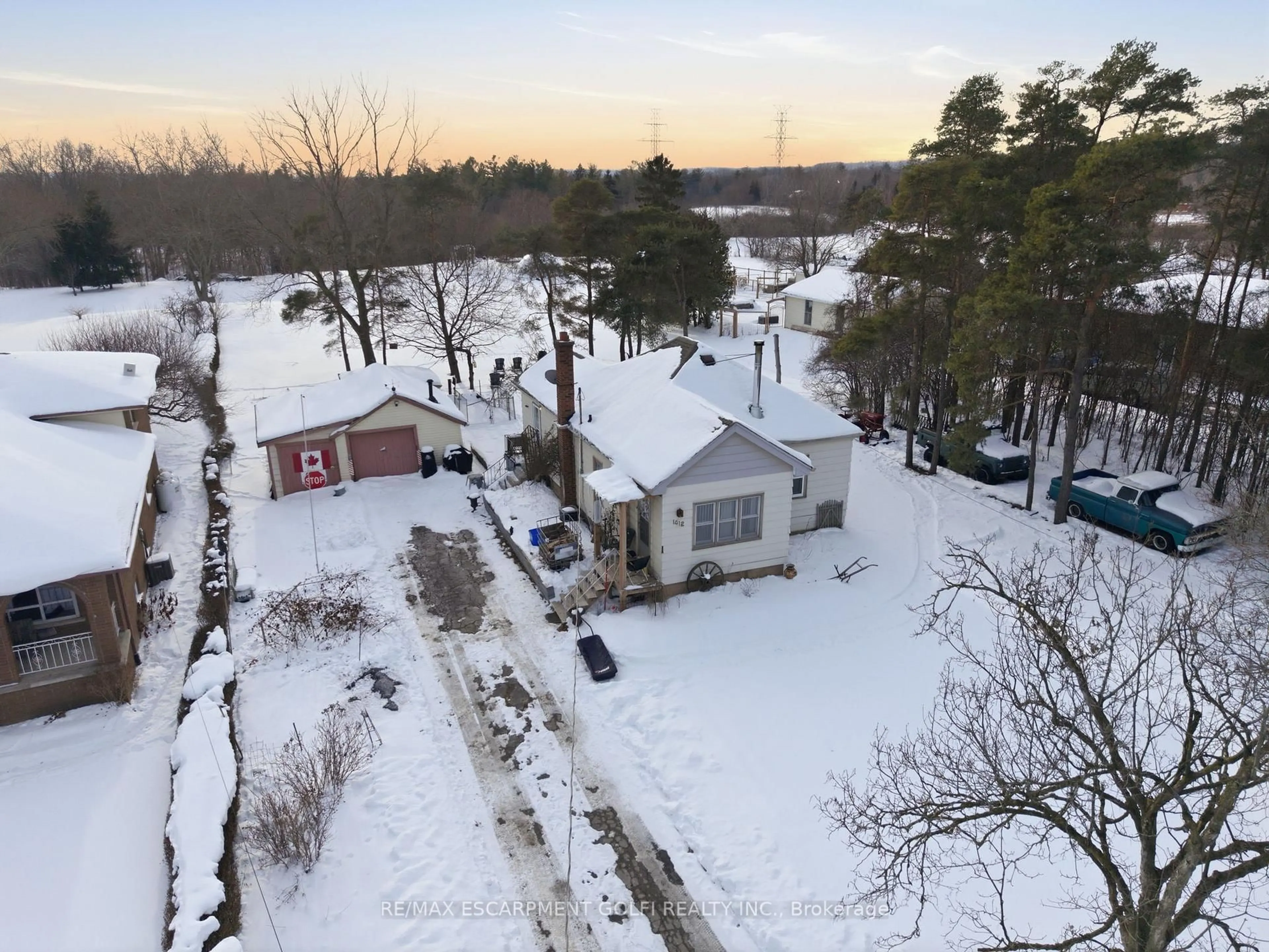 A pic from outside/outdoor area/front of a property/back of a property/a pic from drone, street for 1412 Old York Rd, Burlington Ontario L7P 4Z5