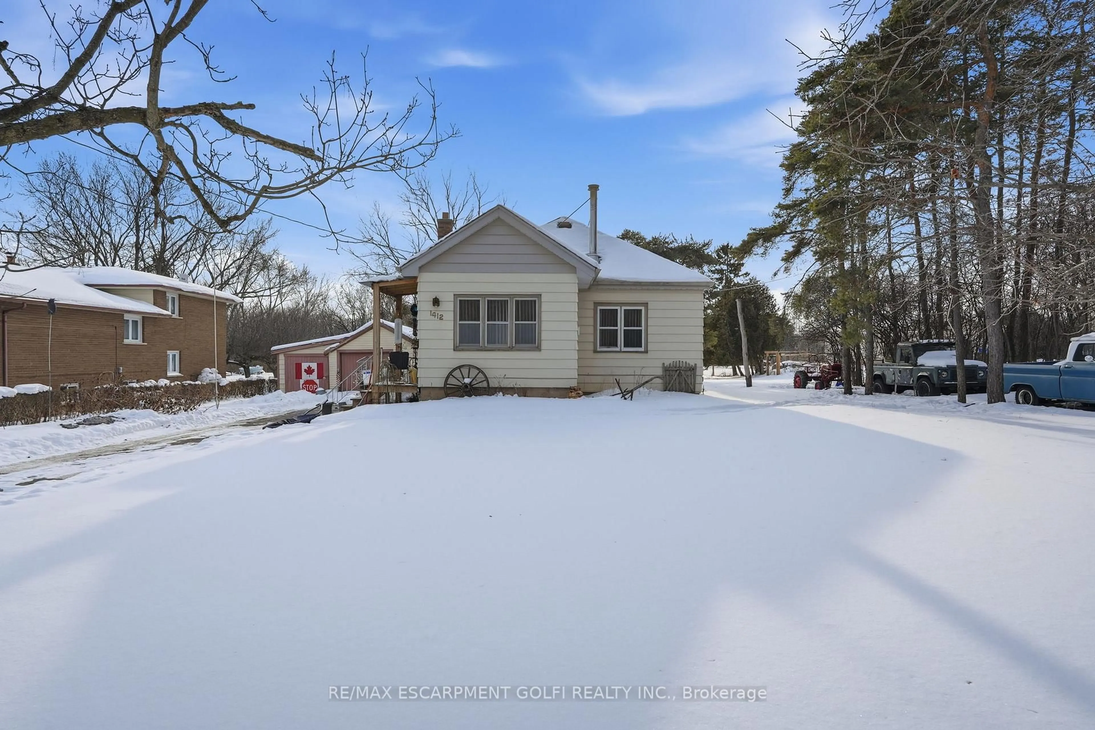 A pic from outside/outdoor area/front of a property/back of a property/a pic from drone, street for 1412 Old York Rd, Burlington Ontario L7P 4Z5