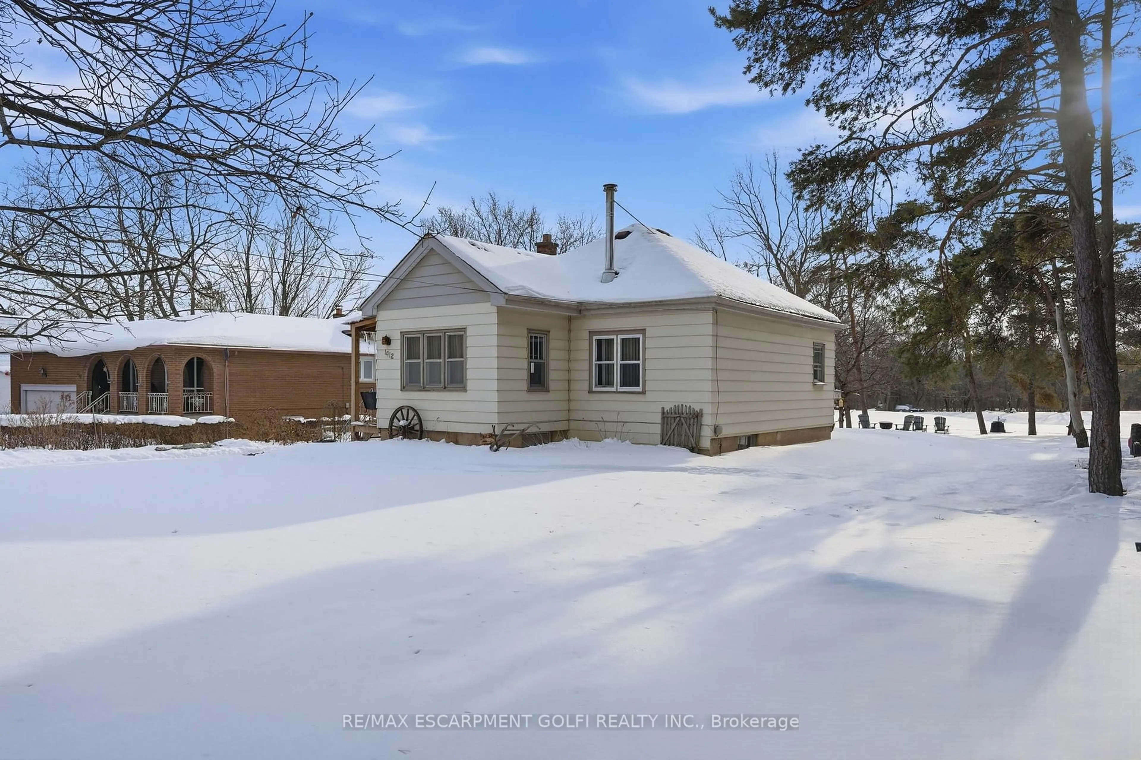 A pic from outside/outdoor area/front of a property/back of a property/a pic from drone, street for 1412 Old York Rd, Burlington Ontario L7P 4Z5