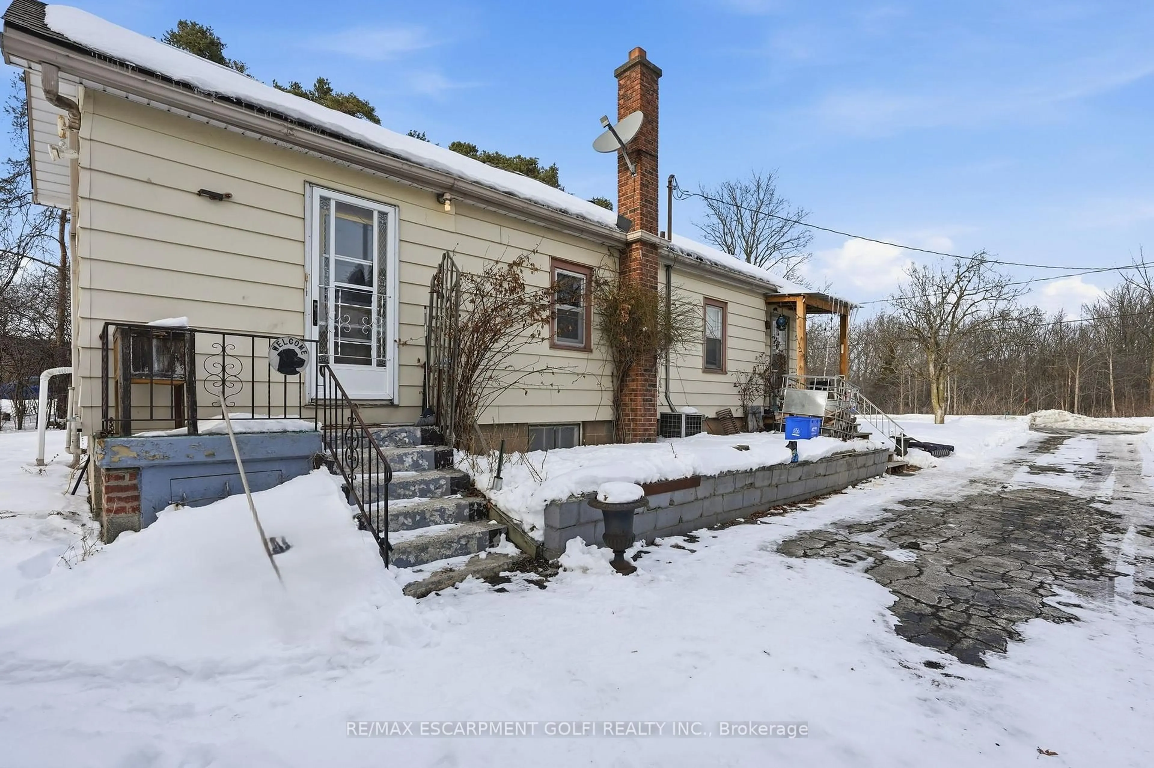 A pic from outside/outdoor area/front of a property/back of a property/a pic from drone, street for 1412 Old York Rd, Burlington Ontario L7P 4Z5