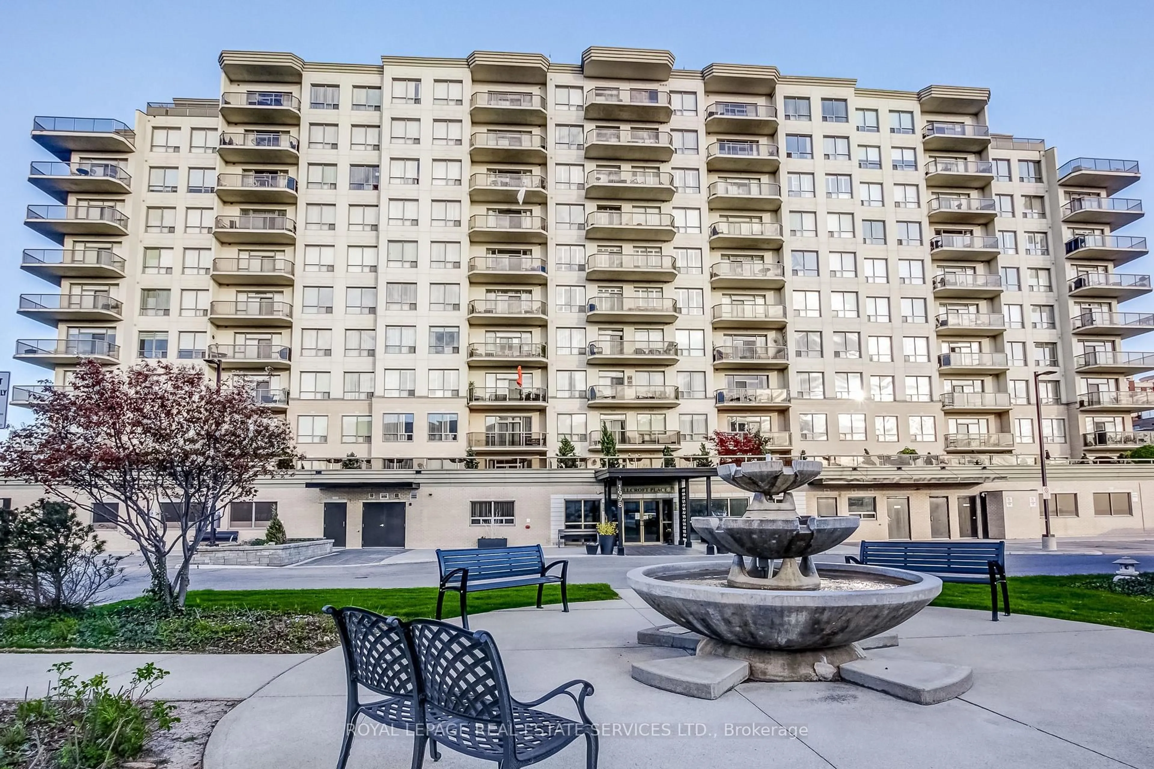 Patio, building for 1998 Ironstone Dr #713, Burlington Ontario L7L 7P7