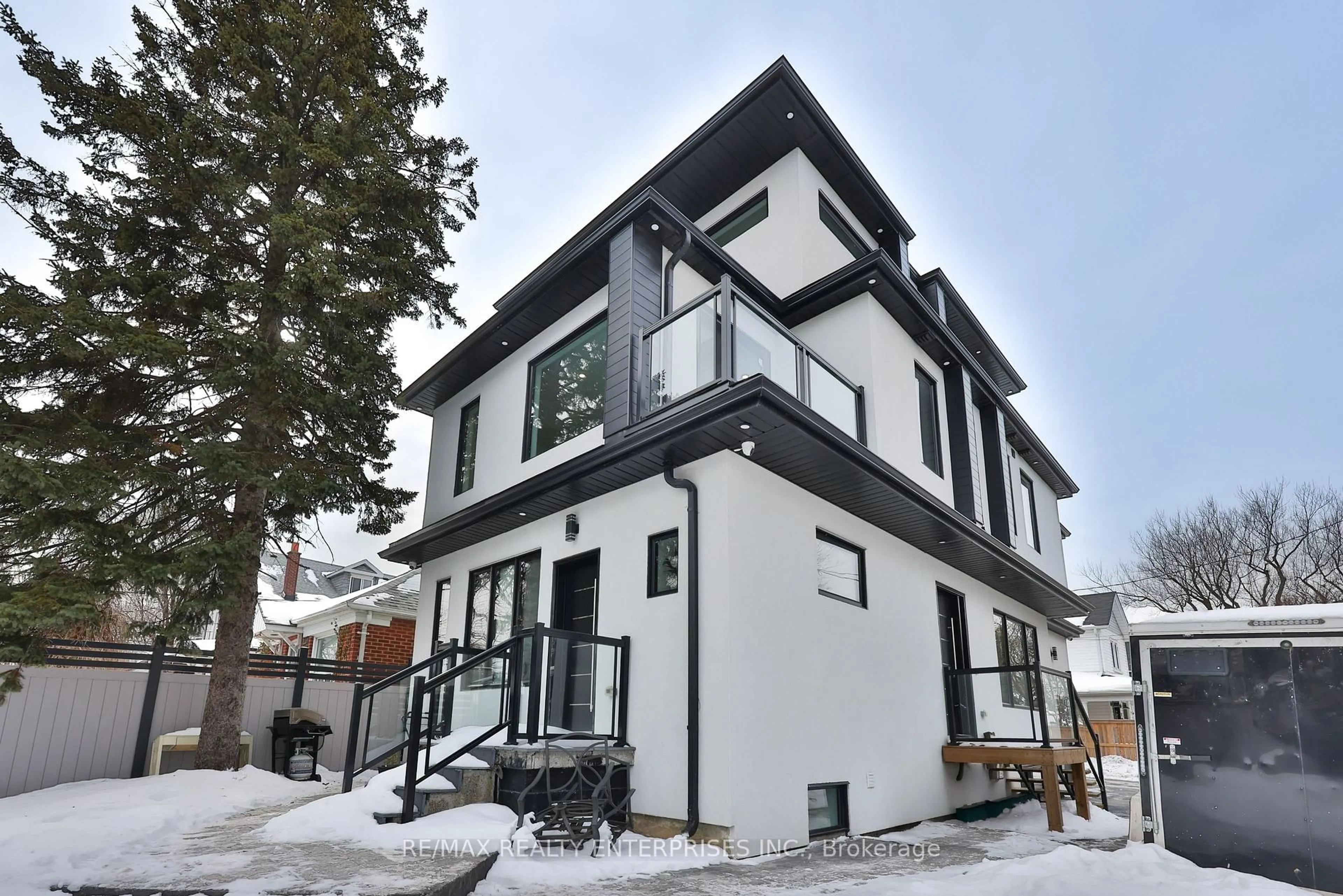 Home with vinyl exterior material, street for 172 Royal York Rd, Toronto Ontario M8V 2V4