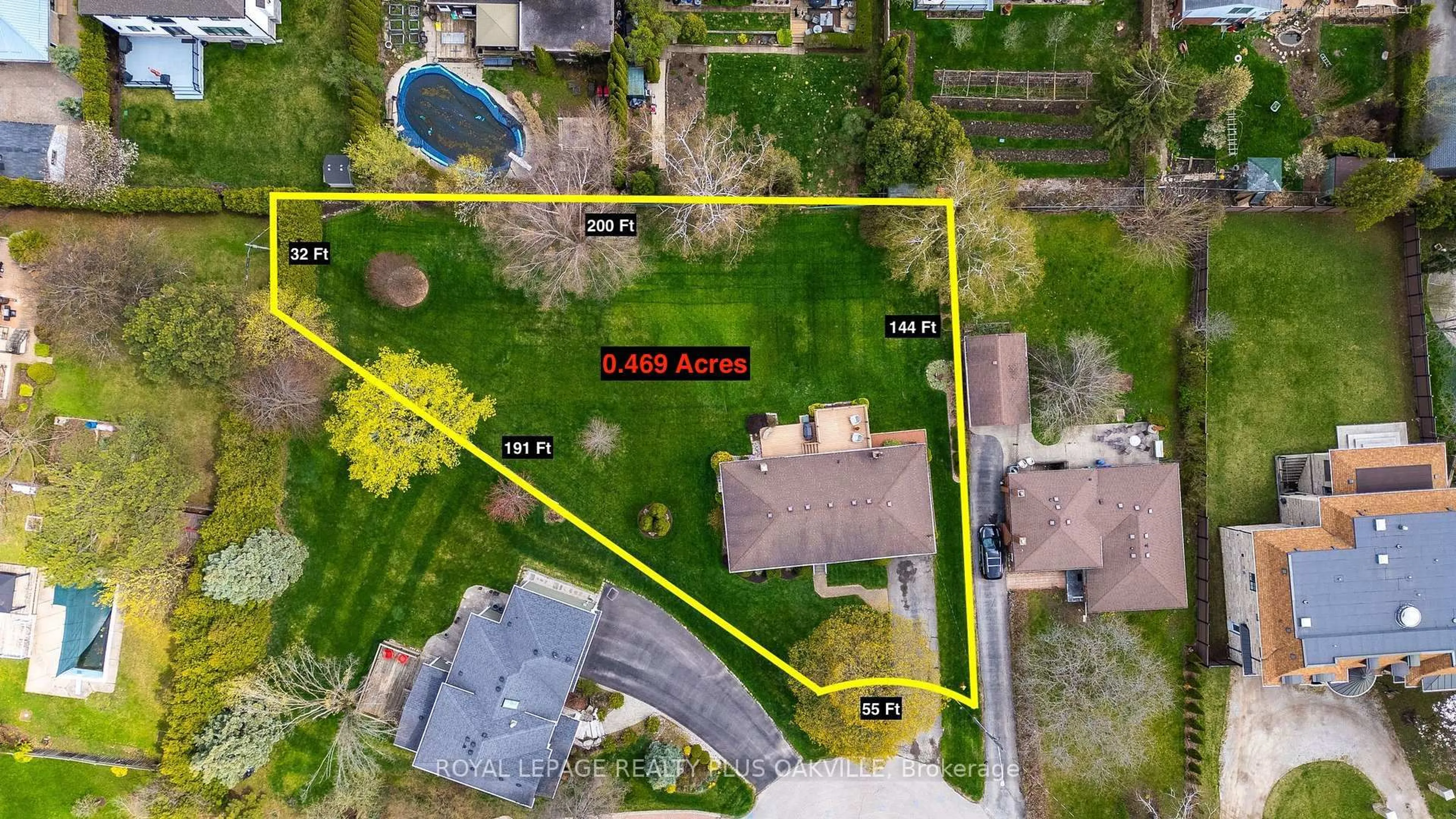 A pic from outside/outdoor area/front of a property/back of a property/a pic from drone, street for 2030 Vickery Dr, Oakville Ontario L6L 2J1