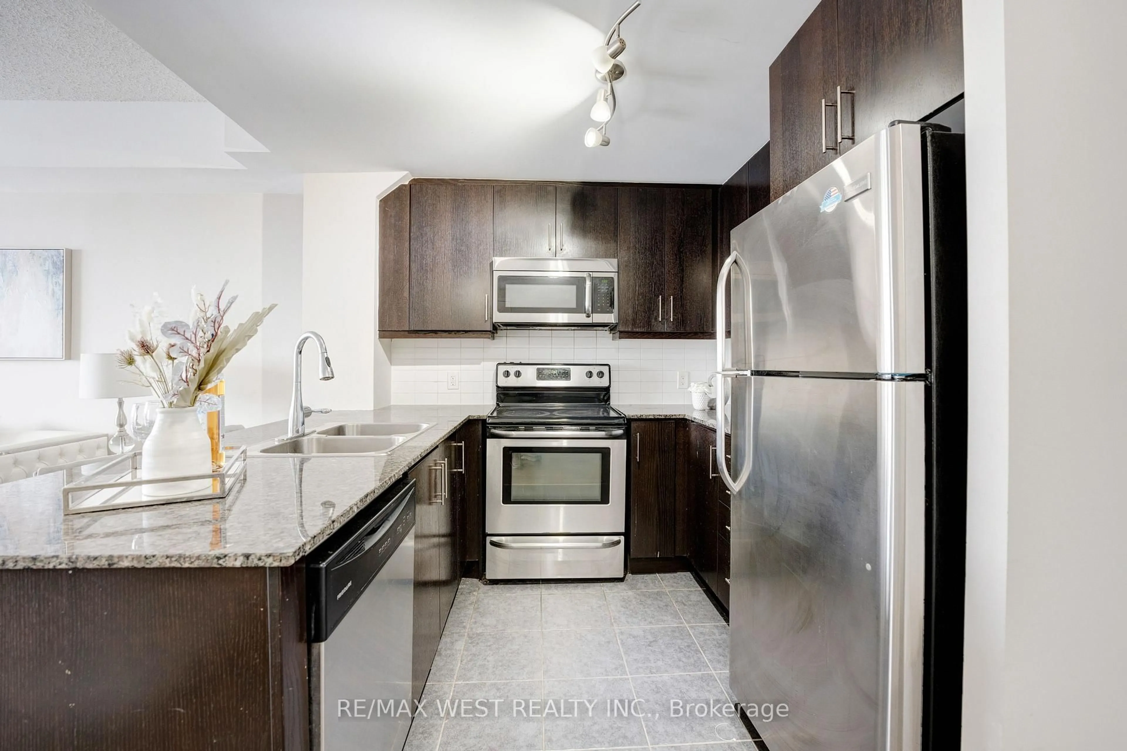 Standard kitchen, unknown for 15 James Finlay Way #627, Toronto Ontario M3M 0B3