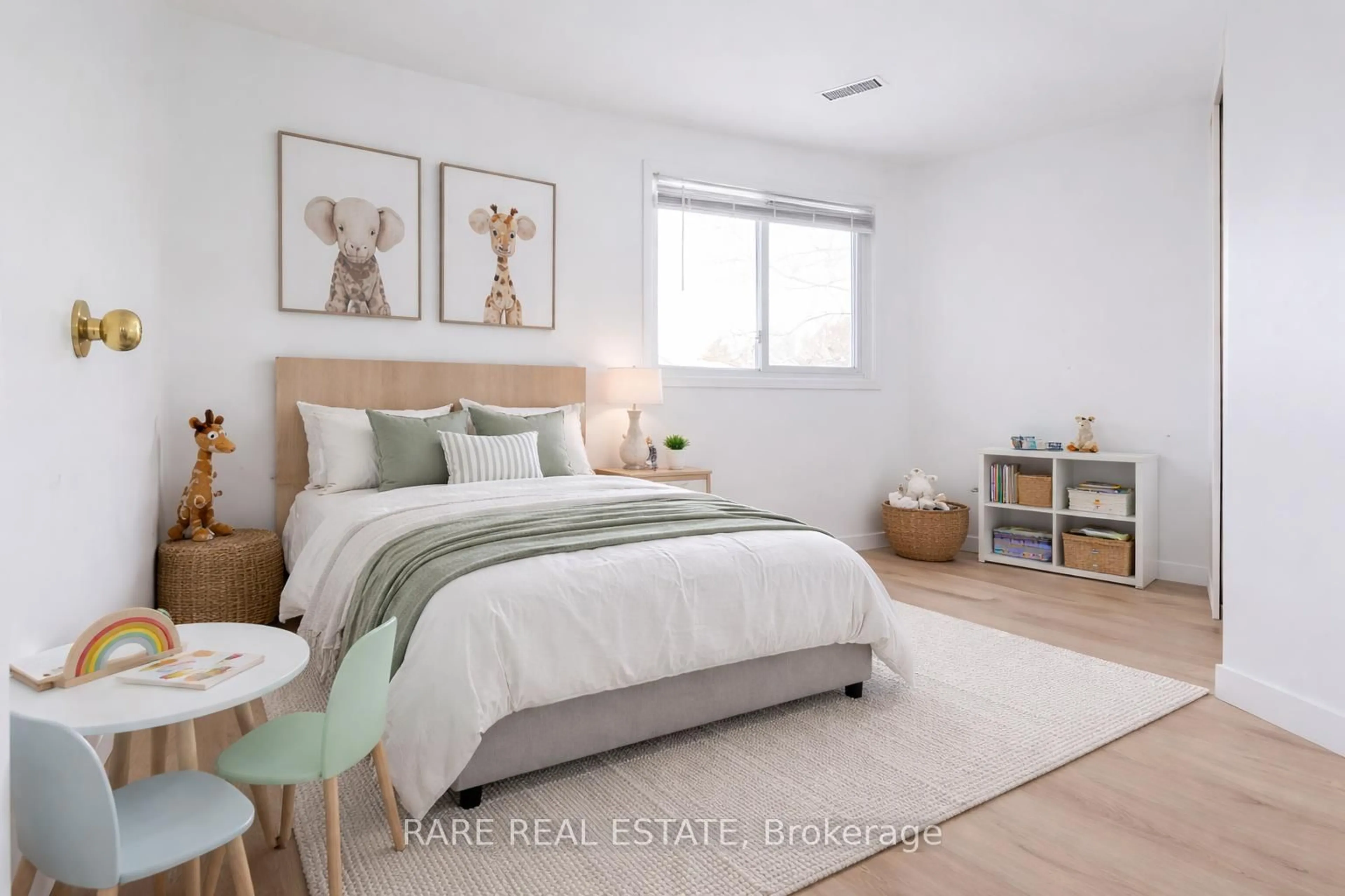 Bedroom with bed, wood/laminate floor for 2 Greenhills Sq, Brampton Ontario L6S 2J4