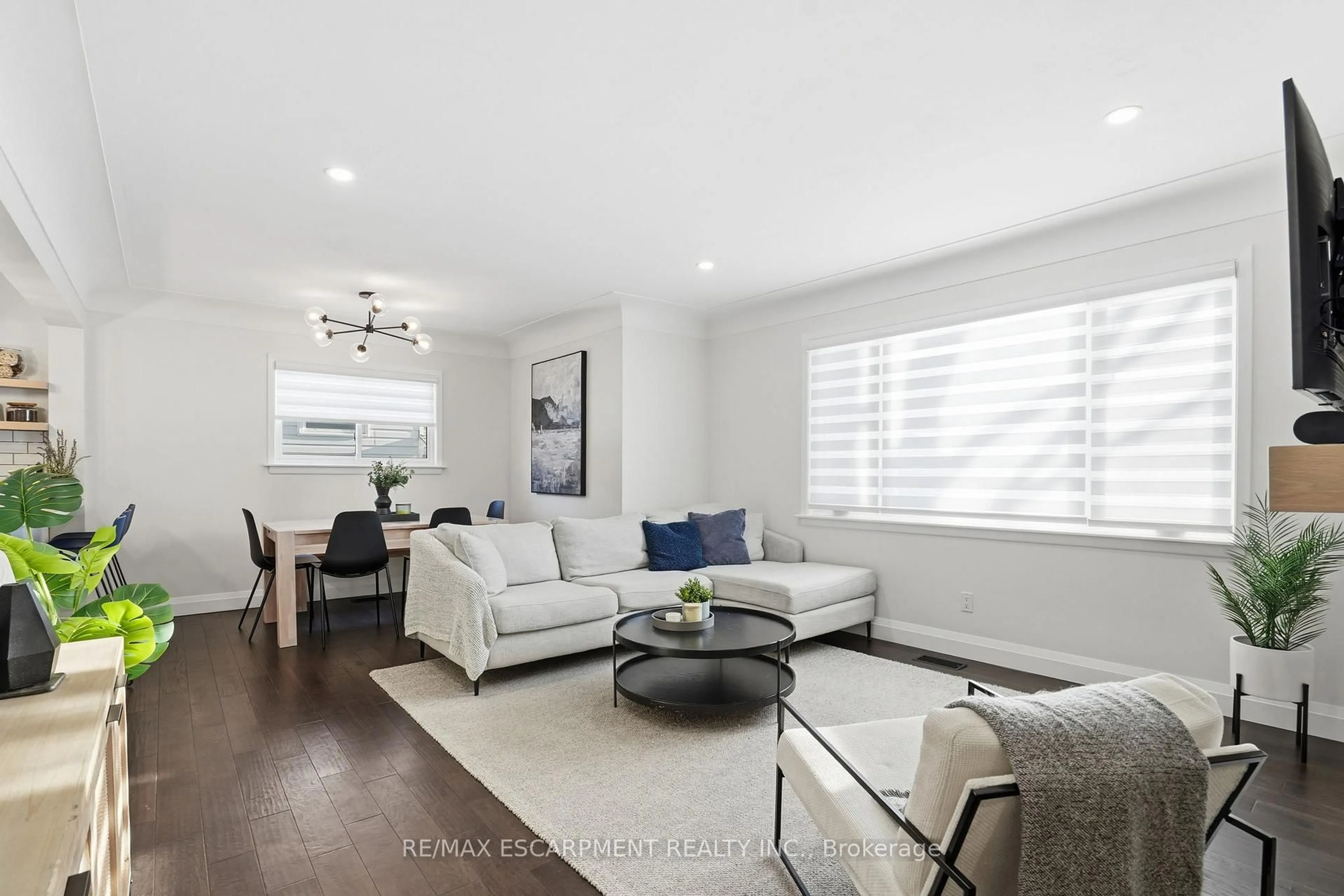 Living room with furniture, wood/laminate floor for 2347 Sharron St, Burlington Ontario L7R 1W8