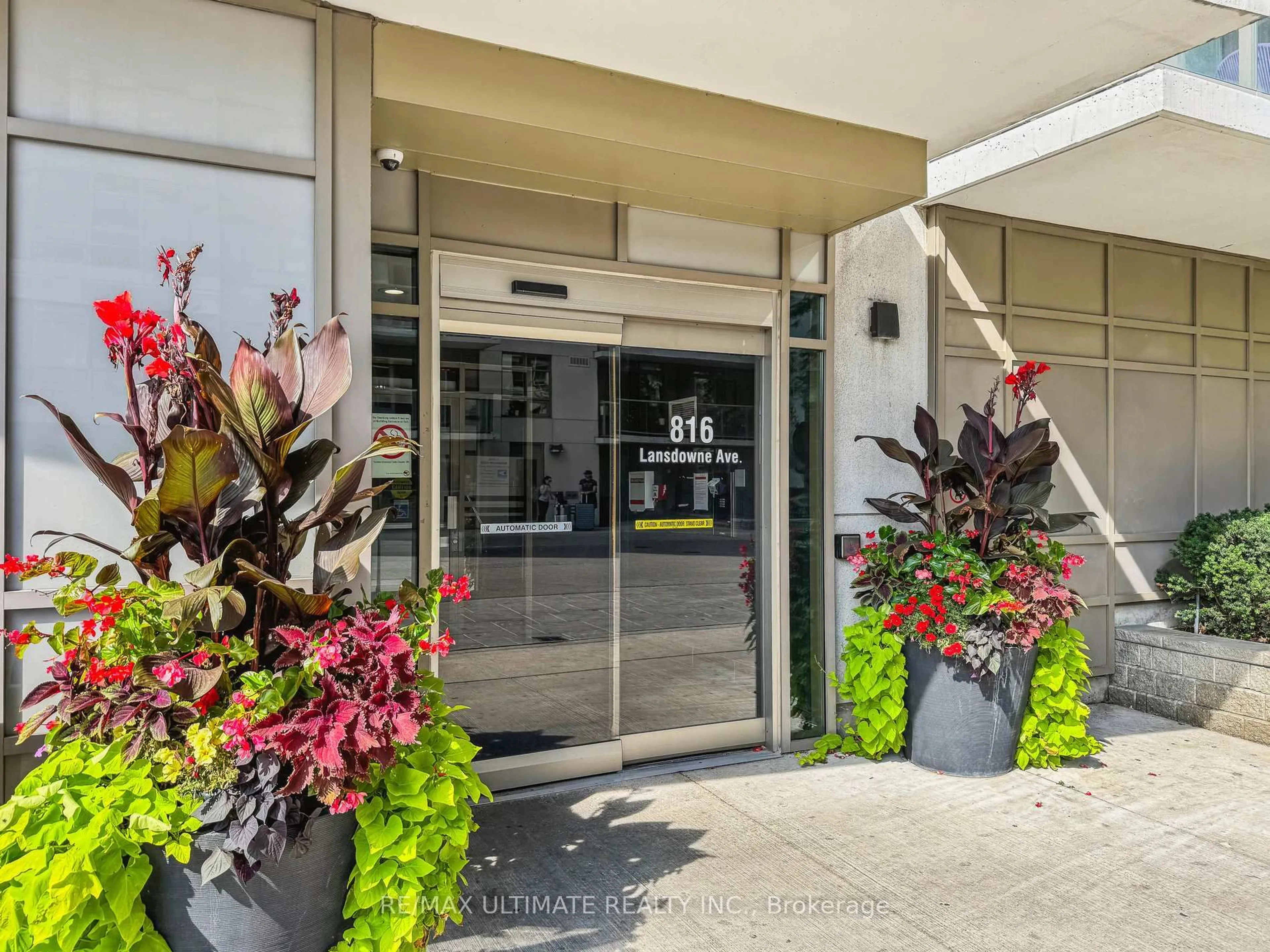 Indoor foyer for 816 Lansdowne Ave #1402, Toronto Ontario M6H 4K6