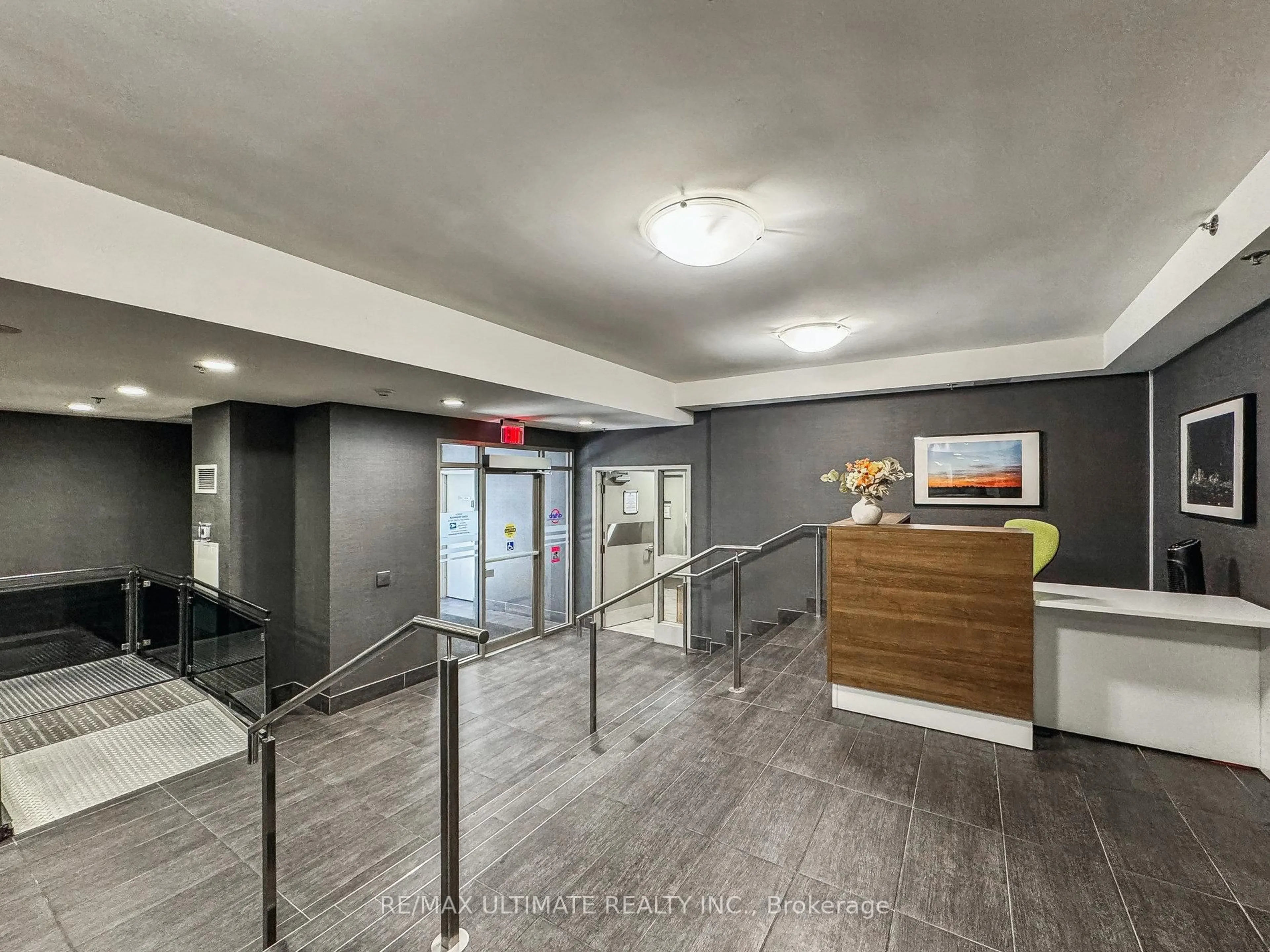Indoor foyer for 816 Lansdowne Ave #1402, Toronto Ontario M6H 4K6