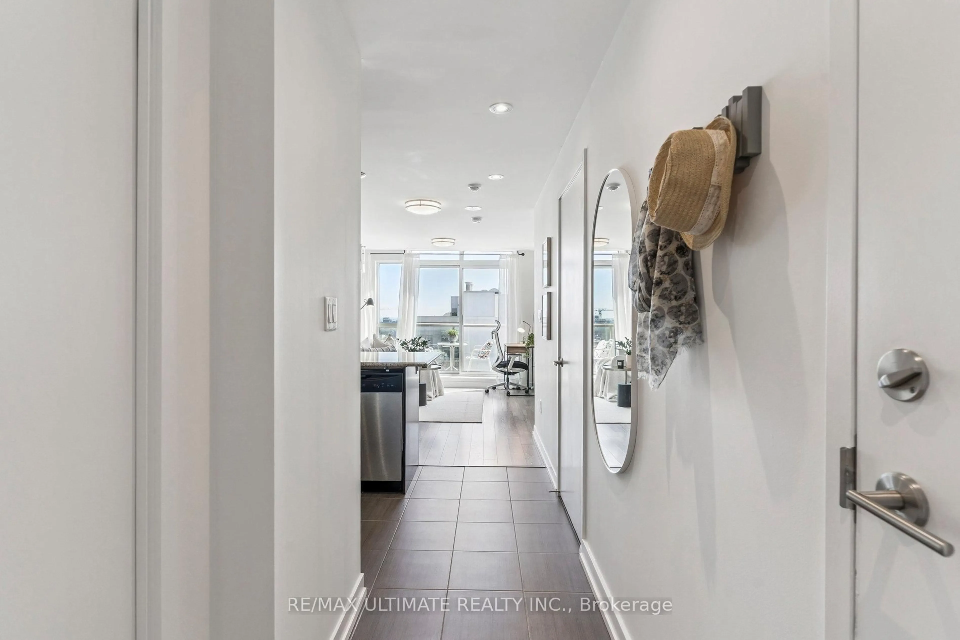 Indoor entryway for 816 Lansdowne Ave #1402, Toronto Ontario M6H 4K6