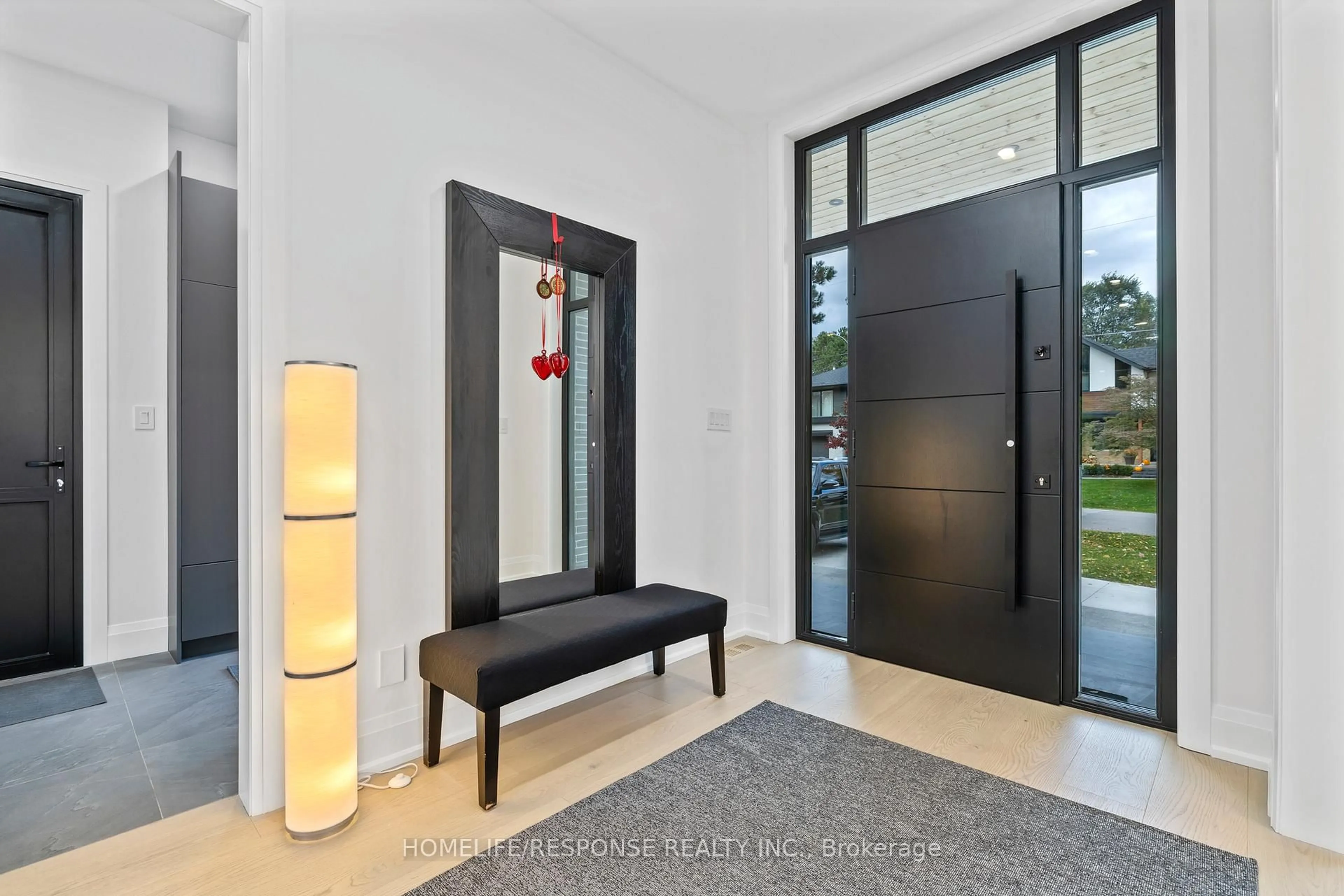 Indoor entryway for 2110 Courtland Cres, Mississauga Ontario L4Y 1V2