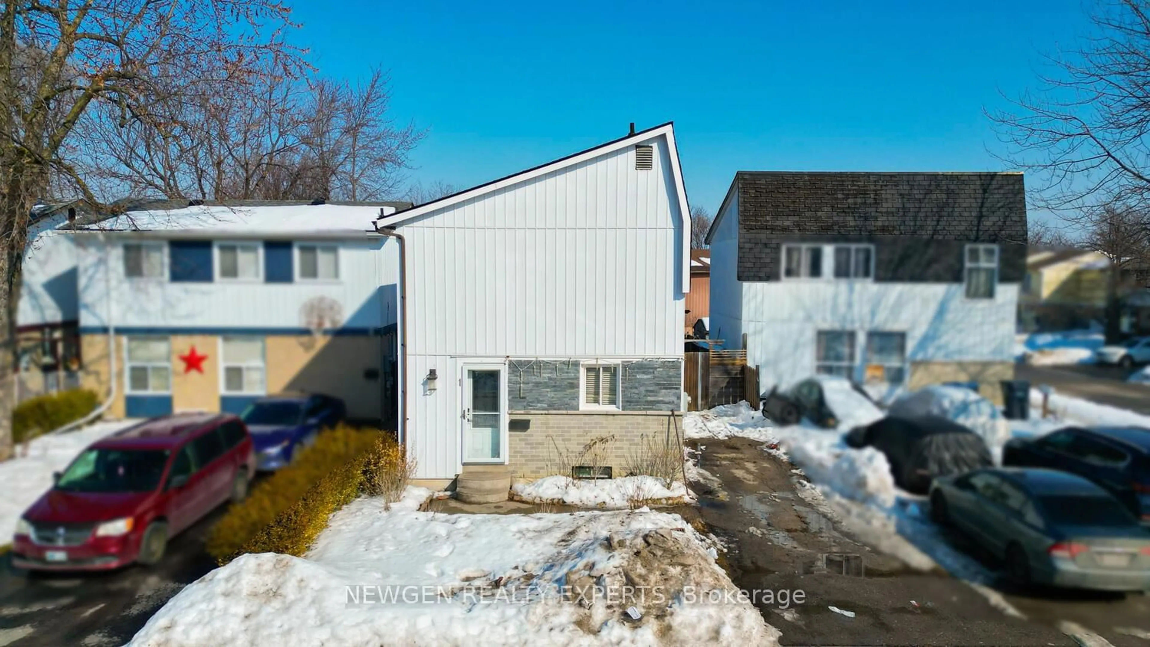 A pic from outside/outdoor area/front of a property/back of a property/a pic from drone, street for 1 Jacobs Sq, Brampton Ontario L6S 2M4
