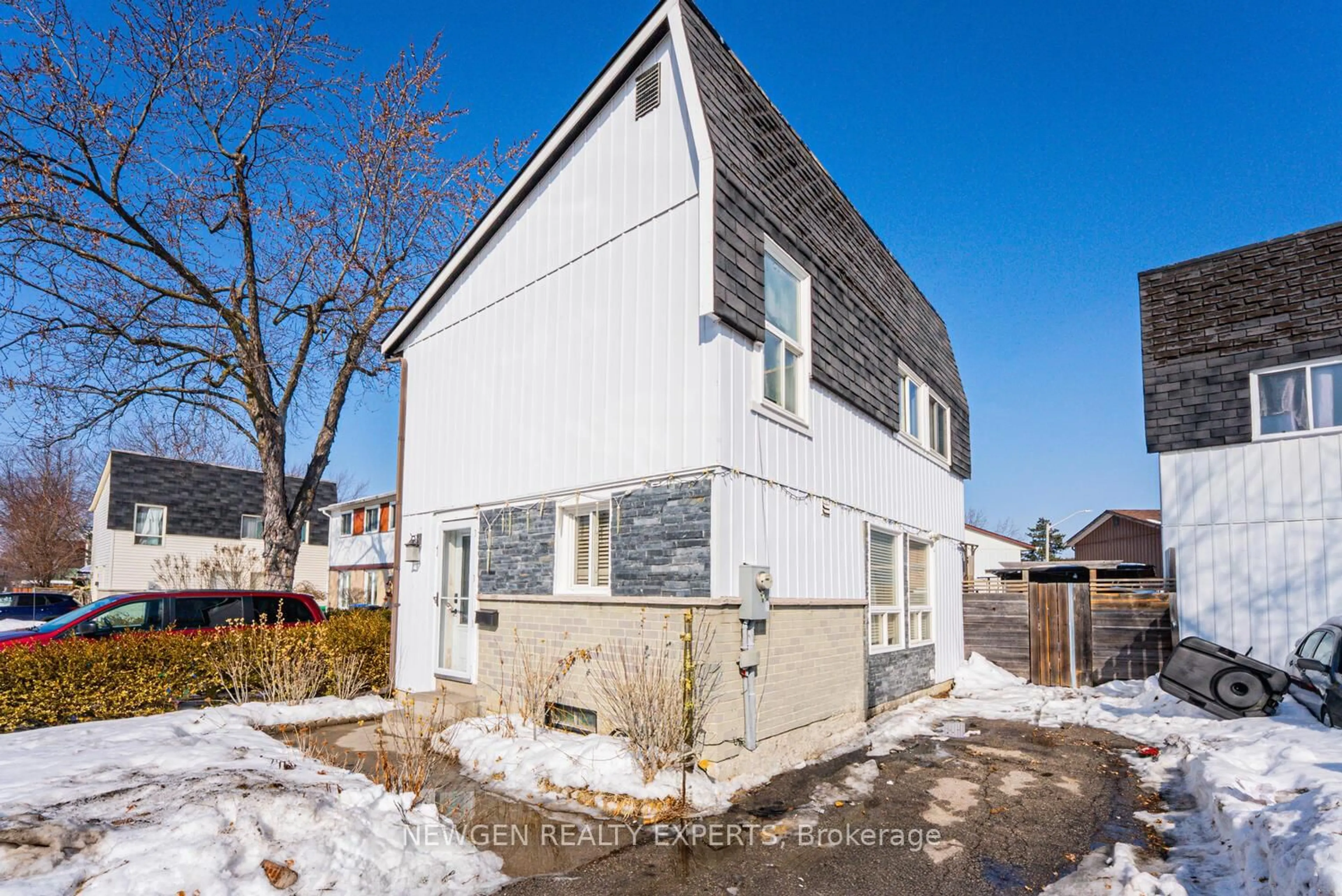 Home with vinyl exterior material, street for 1 Jacobs Sq, Brampton Ontario L6S 2M4