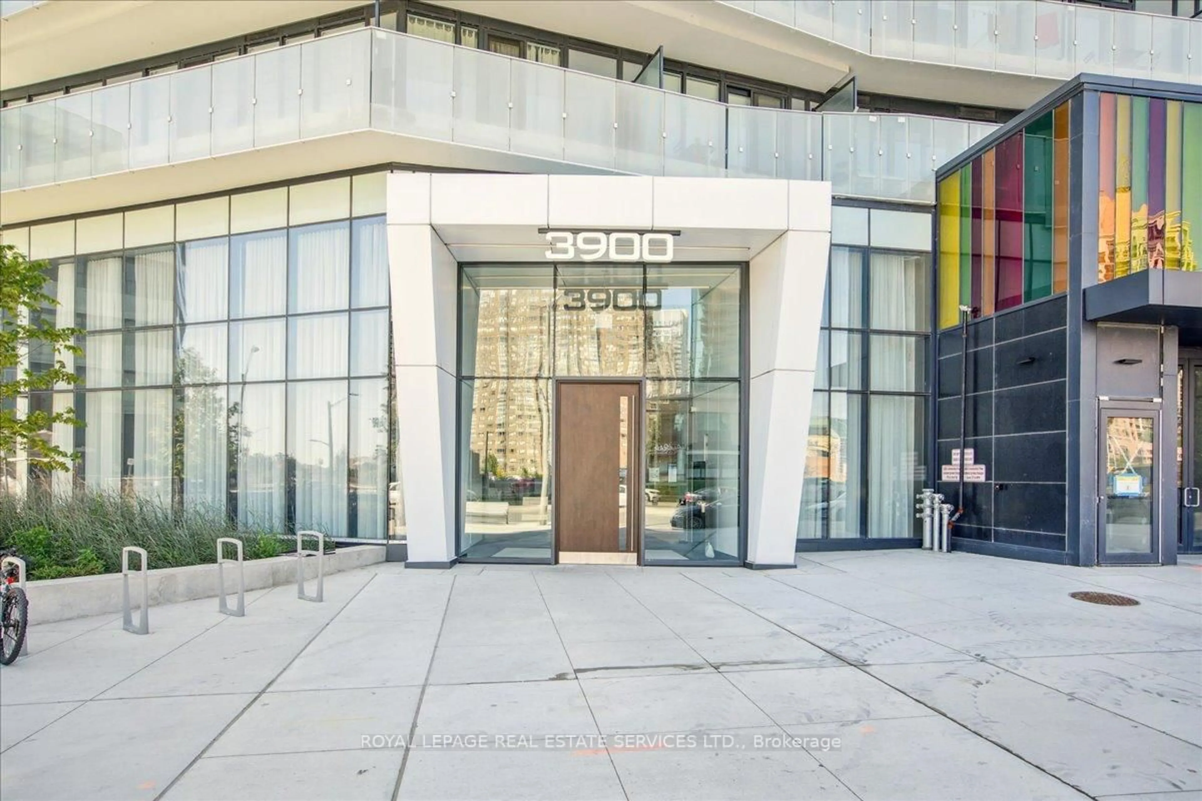 Indoor foyer for 3900 Confederation Pkwy #4301, Mississauga Ontario L5B 0M3