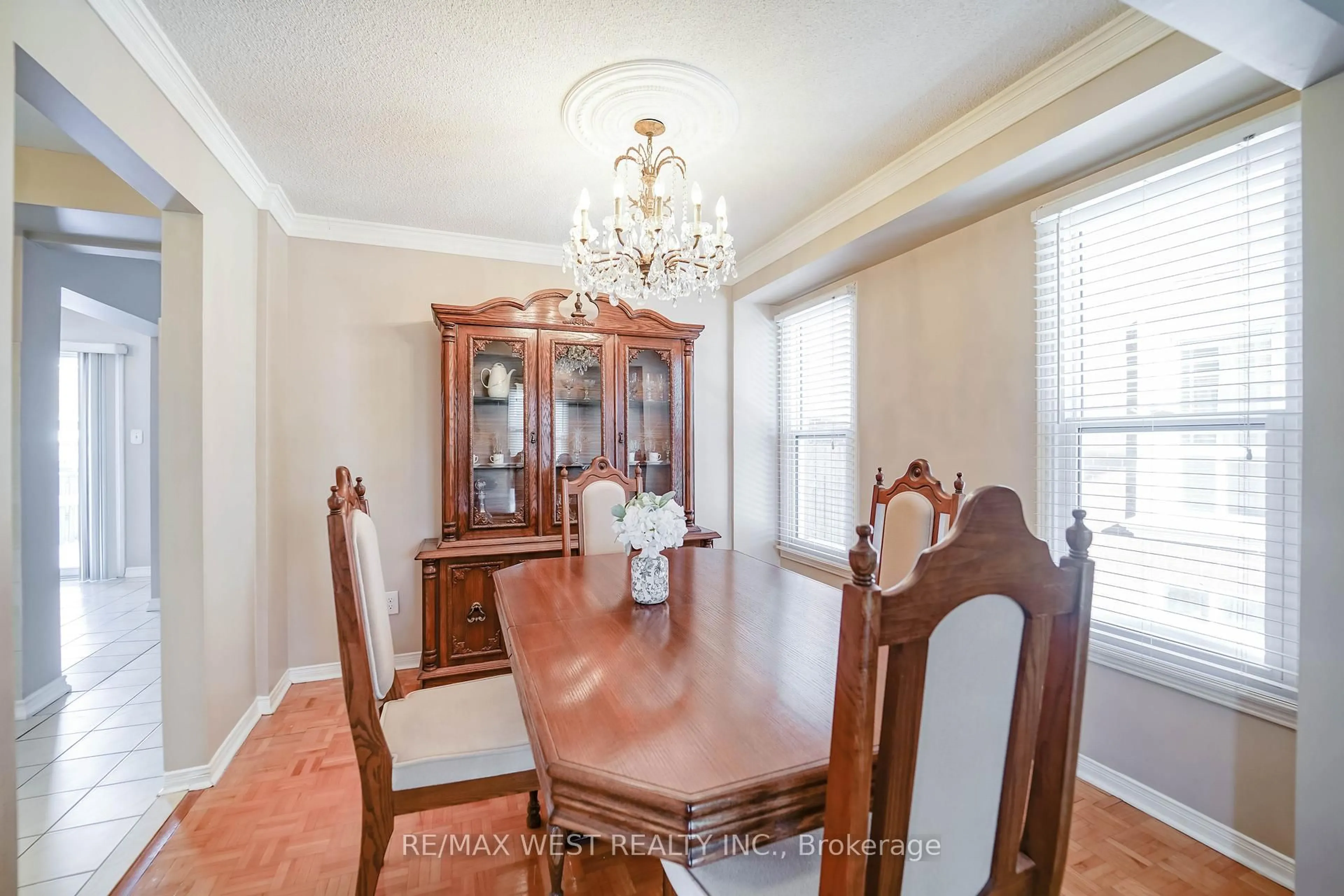 Dining room, wood/laminate floor for 401 Laurentian Ave, Mississauga Ontario L4Z 2J4