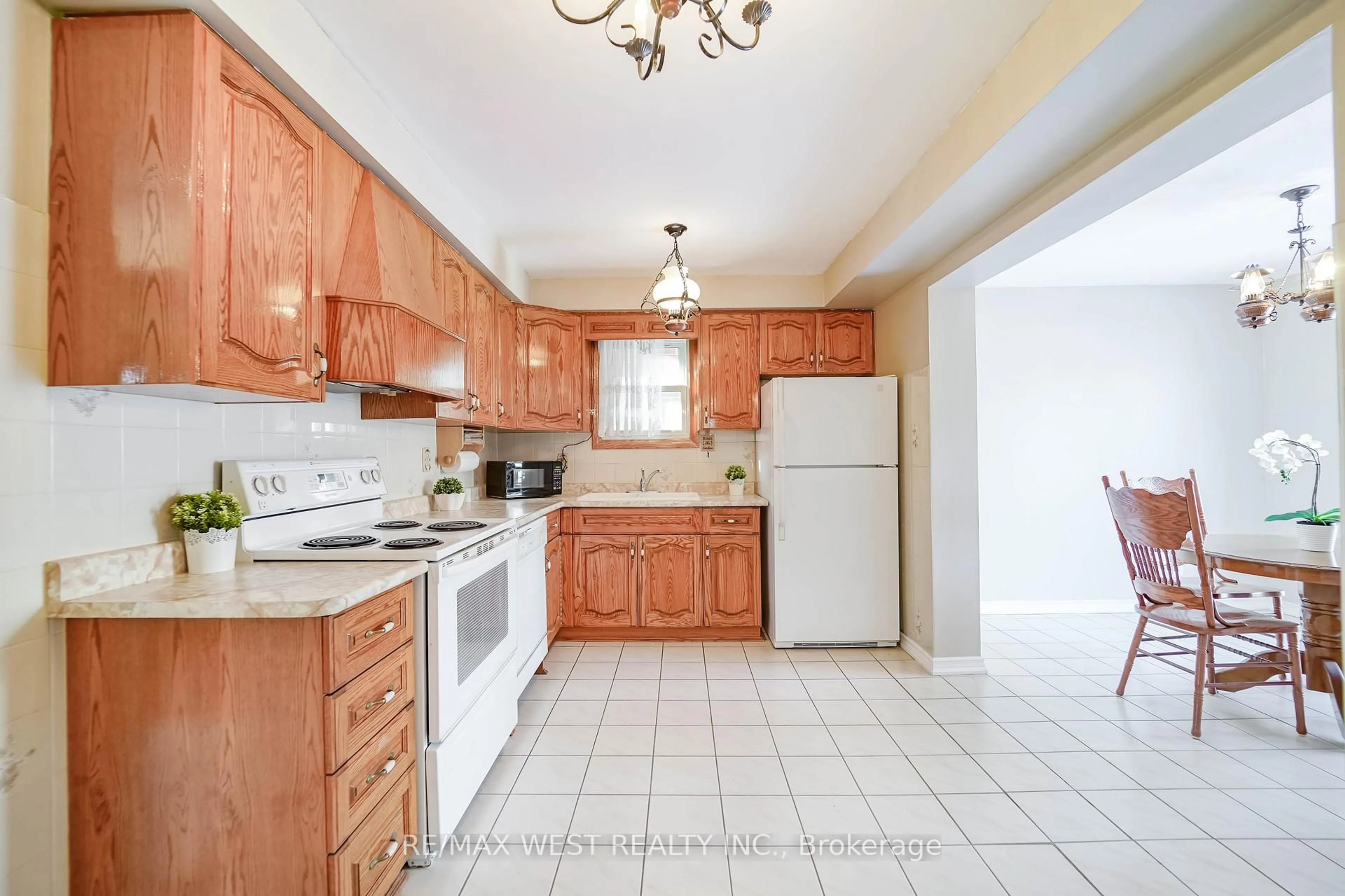 Standard kitchen, ceramic/tile floor for 401 Laurentian Ave, Mississauga Ontario L4Z 2J4