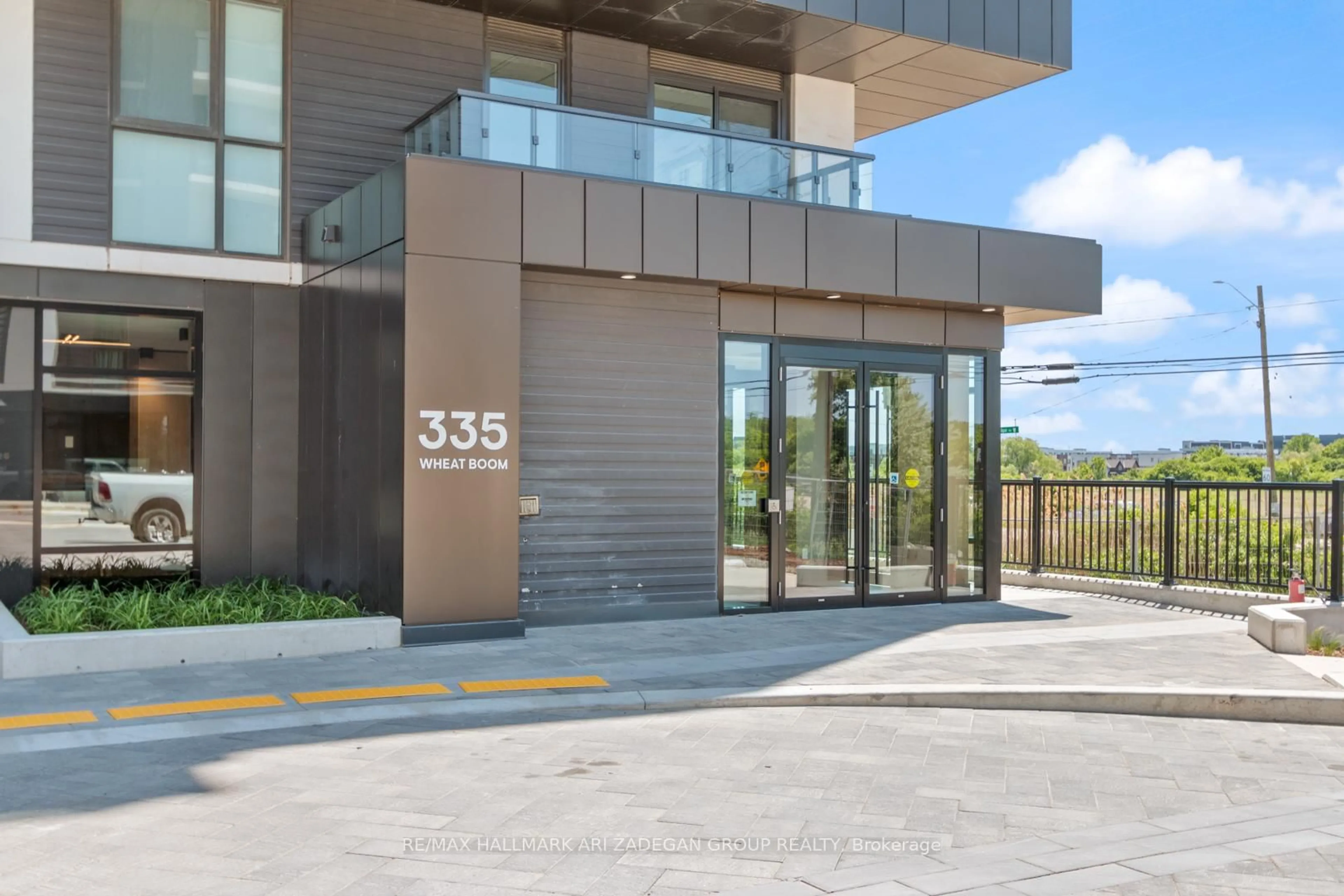 Indoor foyer for 335 Wheat Boom Dr #611, Oakville Ontario L6H 7Y1