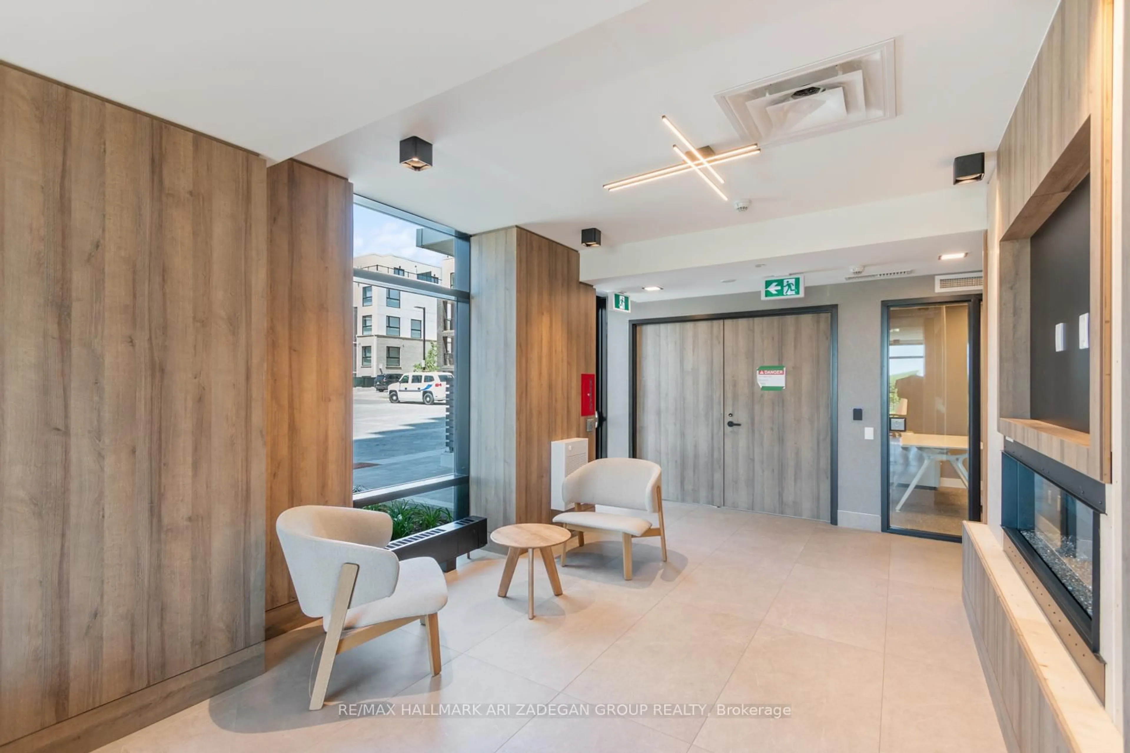 Indoor foyer for 335 Wheat Boom Dr #611, Oakville Ontario L6H 7Y1