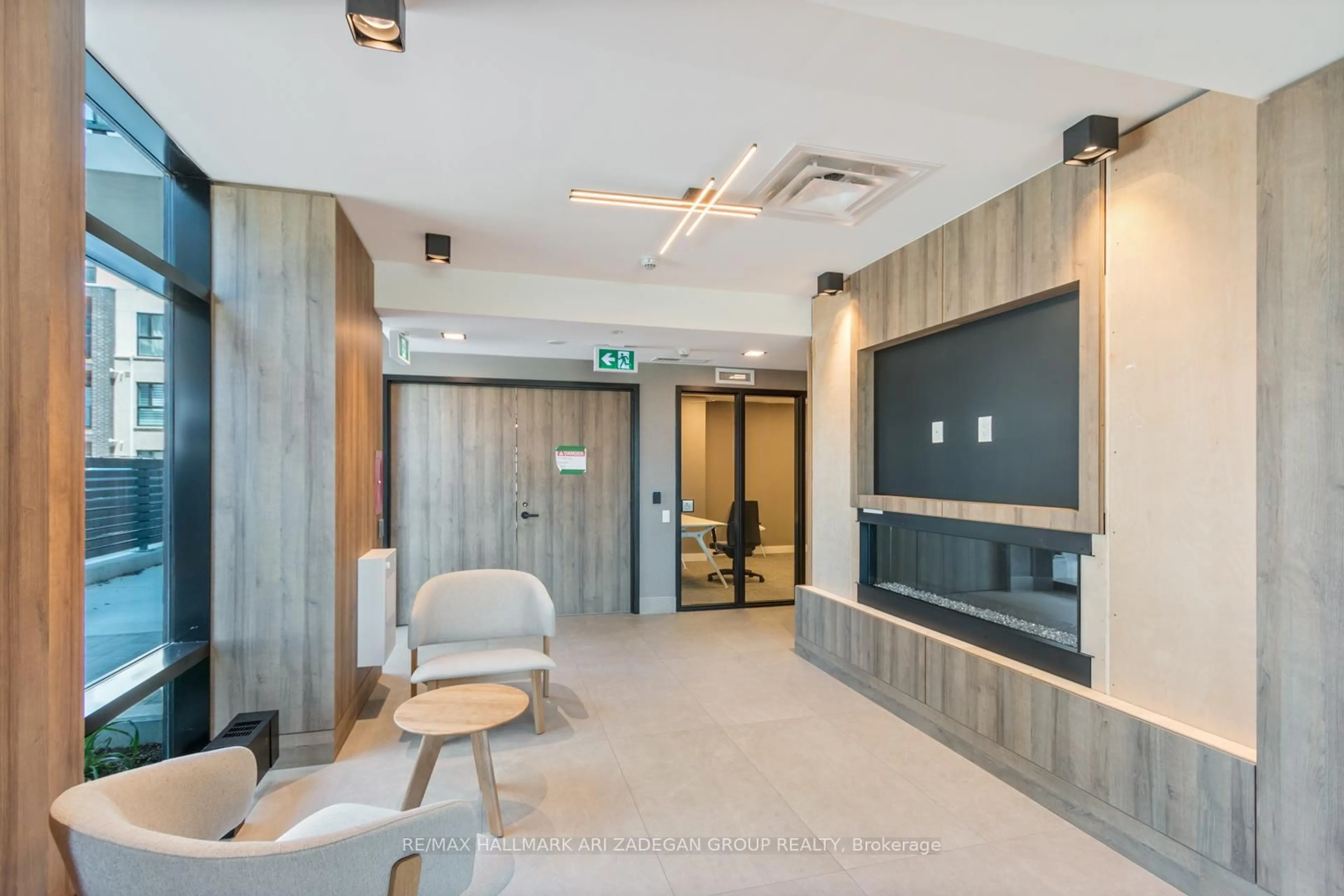 Indoor foyer for 335 Wheat Boom Dr #611, Oakville Ontario L6H 7Y1