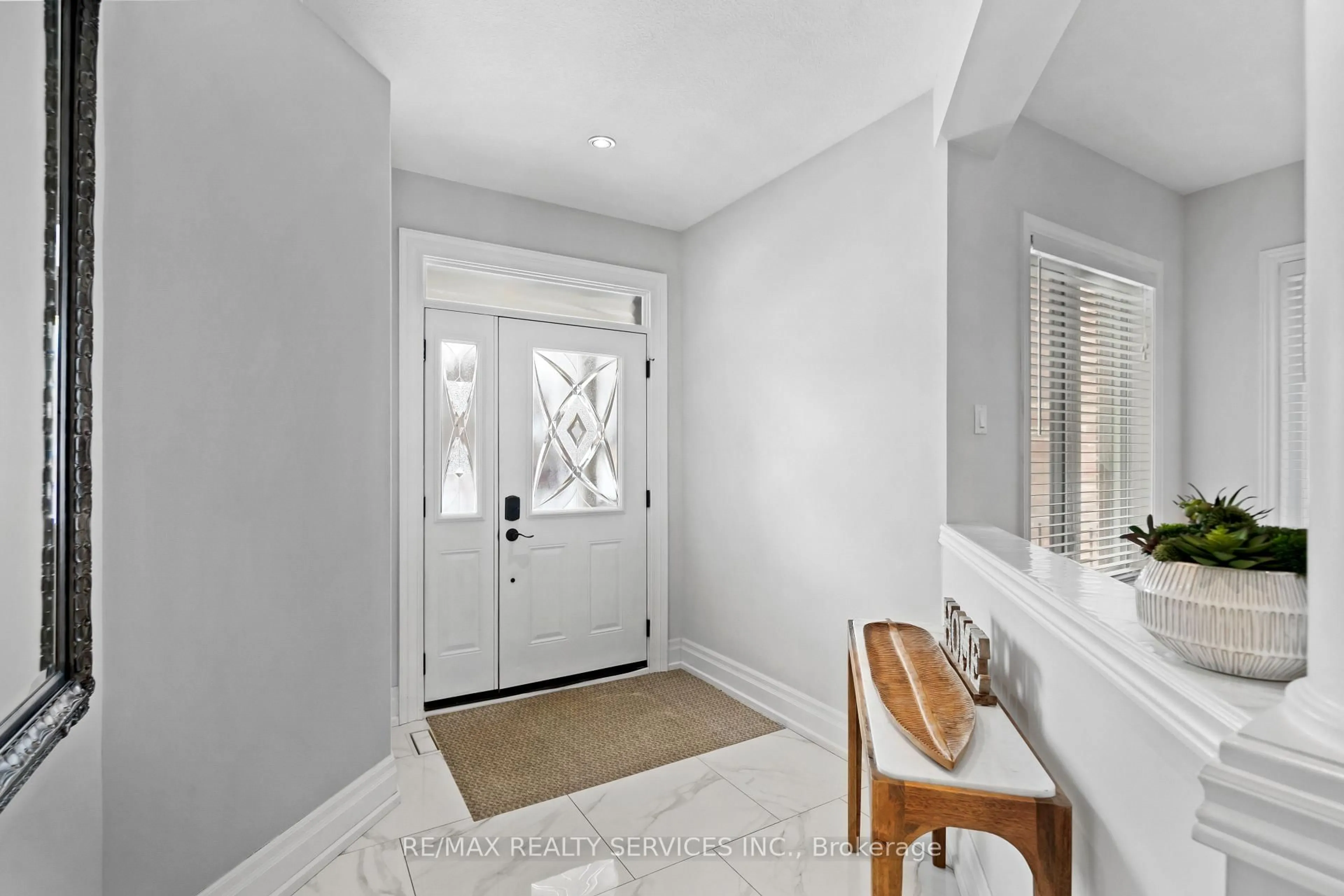 Indoor entryway for 1321 Inglehart Dr, Burlington Ontario L7M 4Z3