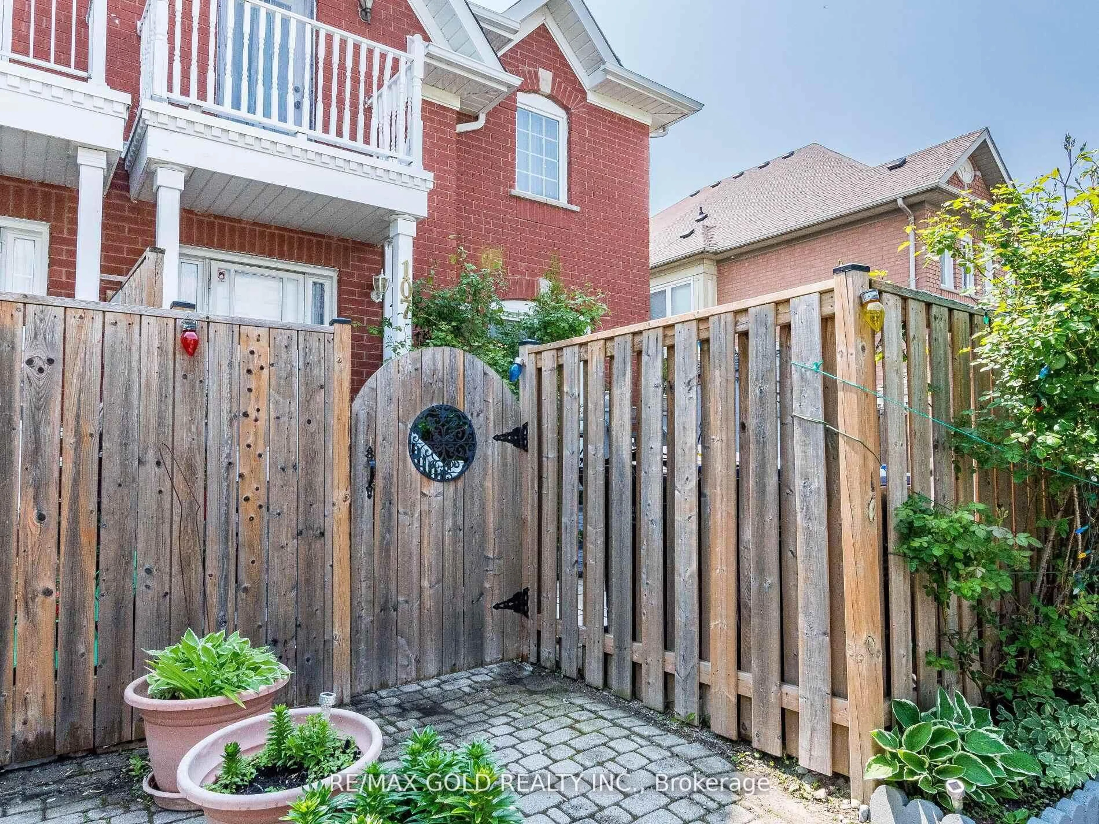 Patio, street for 107 Clover Bloom Rd, Brampton Ontario L6R 1S6