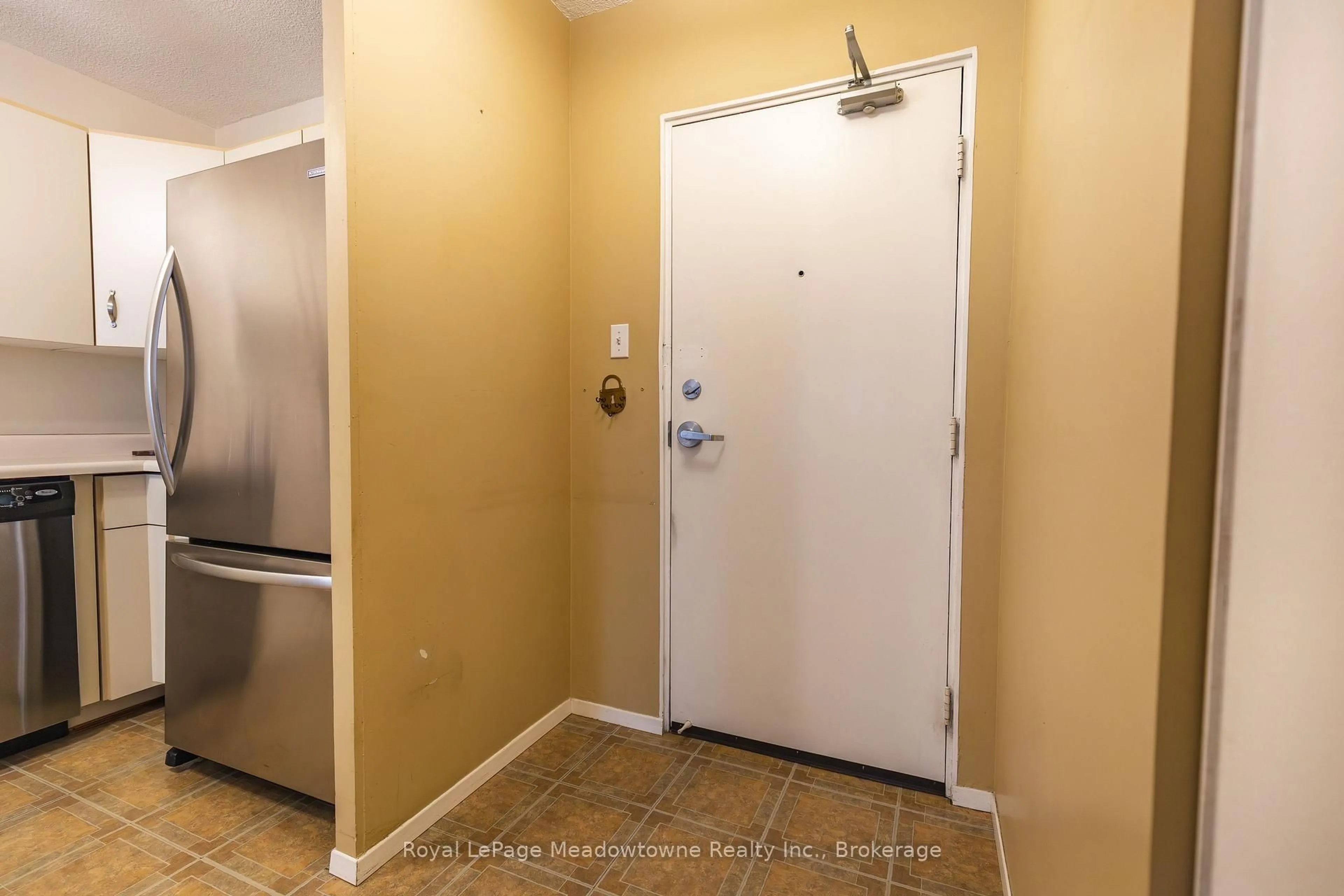 Indoor foyer for 81 Millside Dr #605, Milton Ontario L9T 3X4